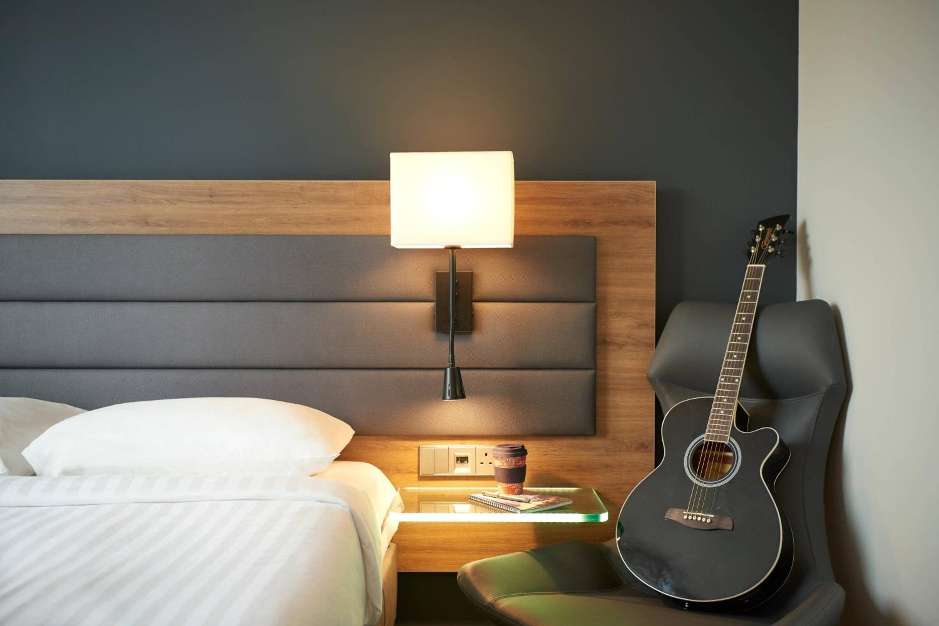 Moxy Queen Room - Photo 2
