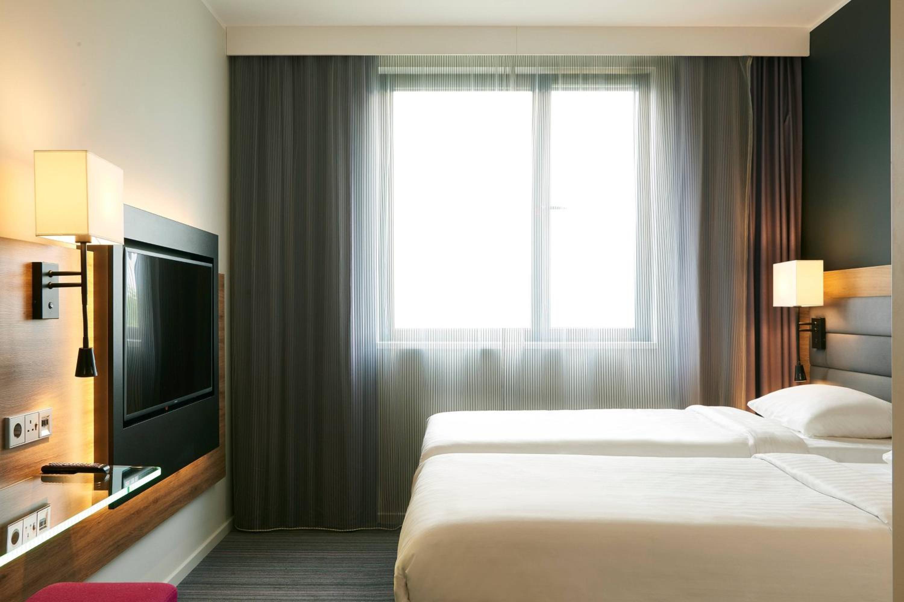 Moxy Twin Room - Photo 4