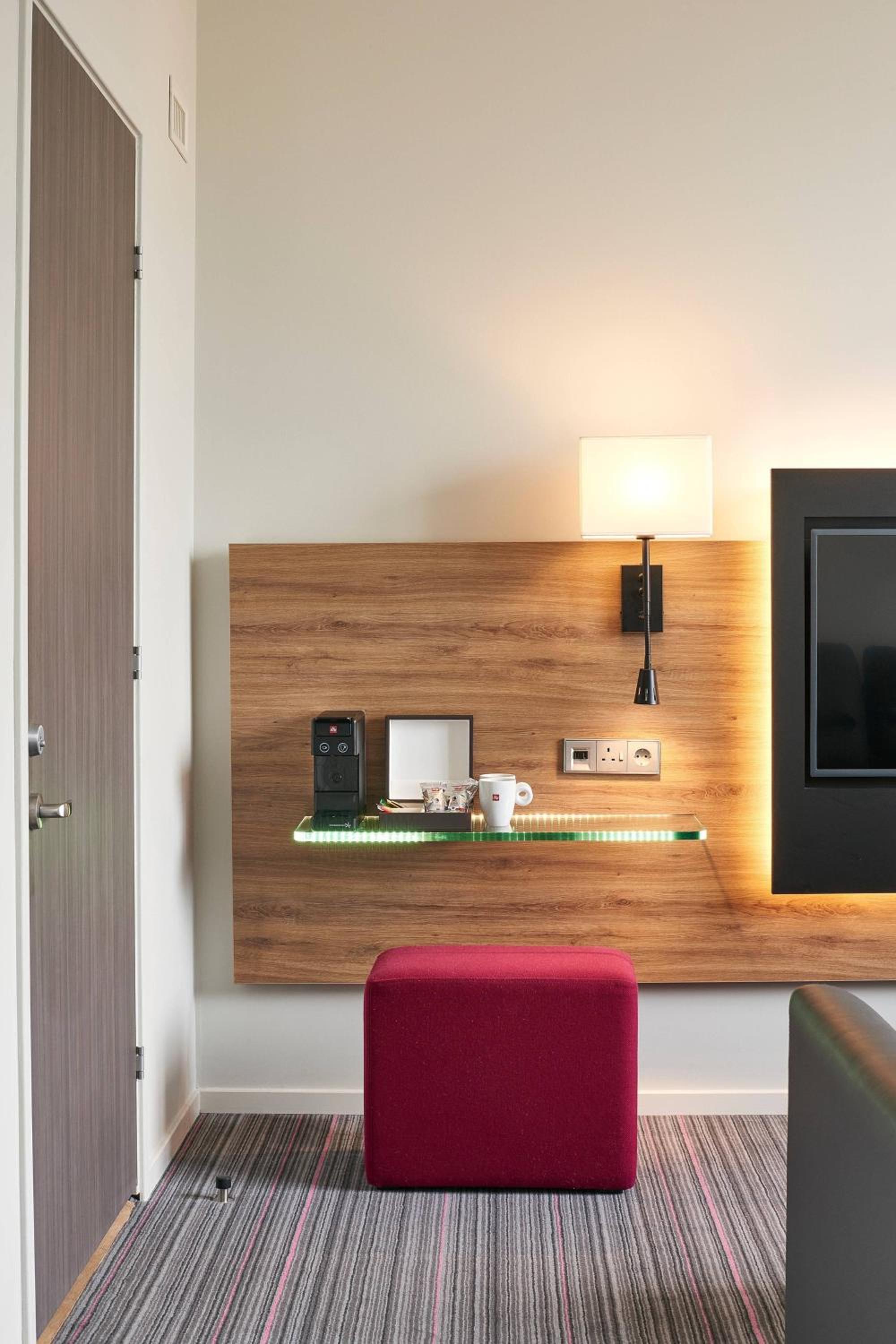 Moxy Extra Sleeper Queen Room with Sofa Bed photo 3