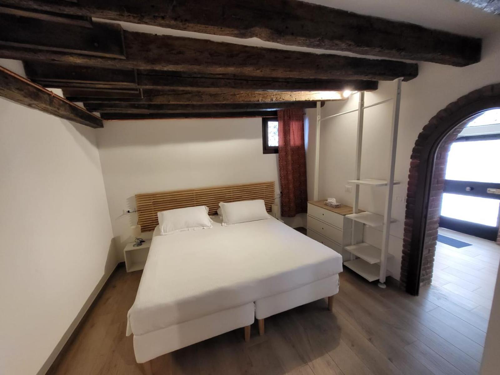 One-Bedroom Apartment - Annex