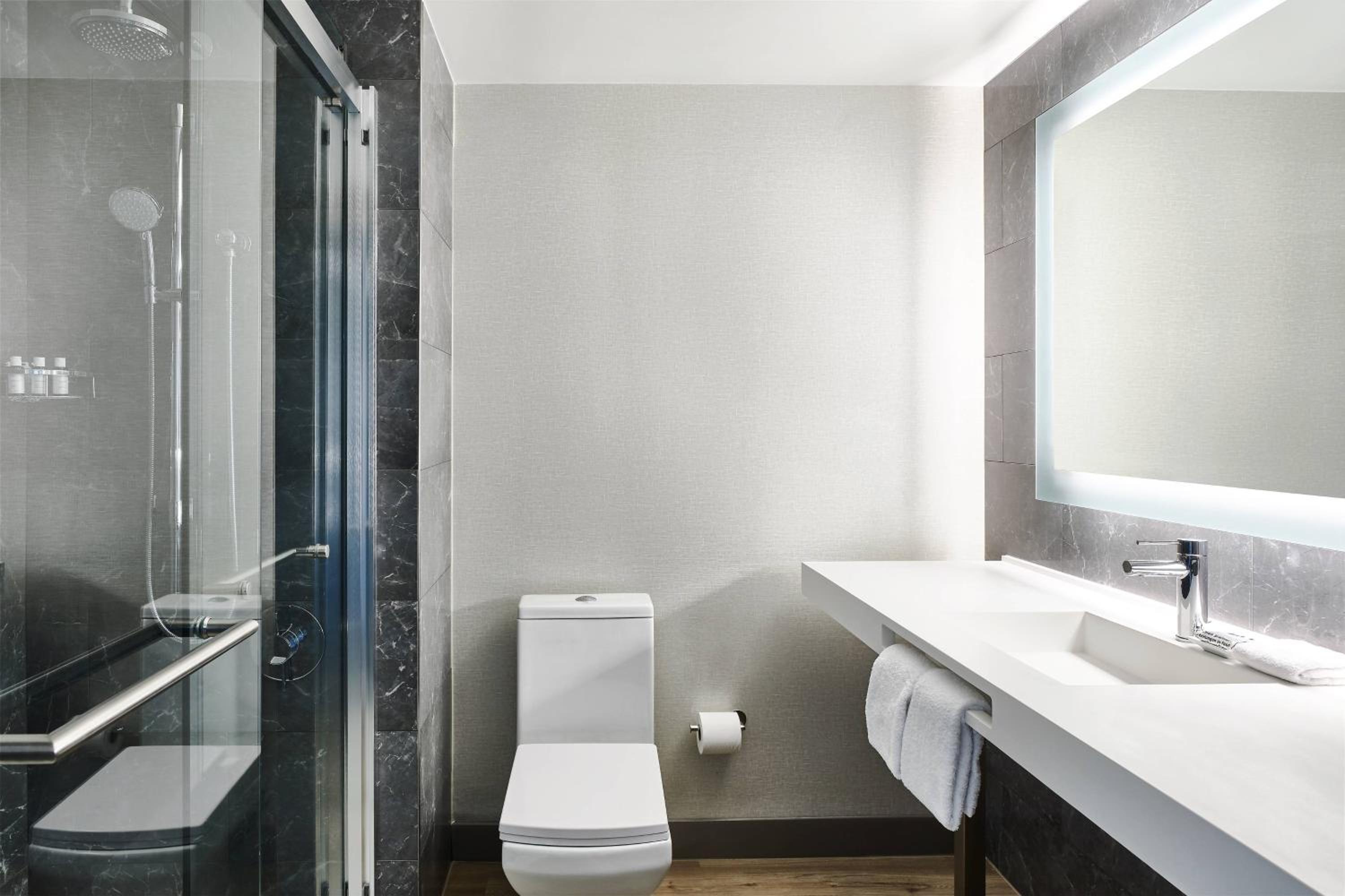 Large Corner King Room with Adapted Tub - Mobility Accessible - Photo 3