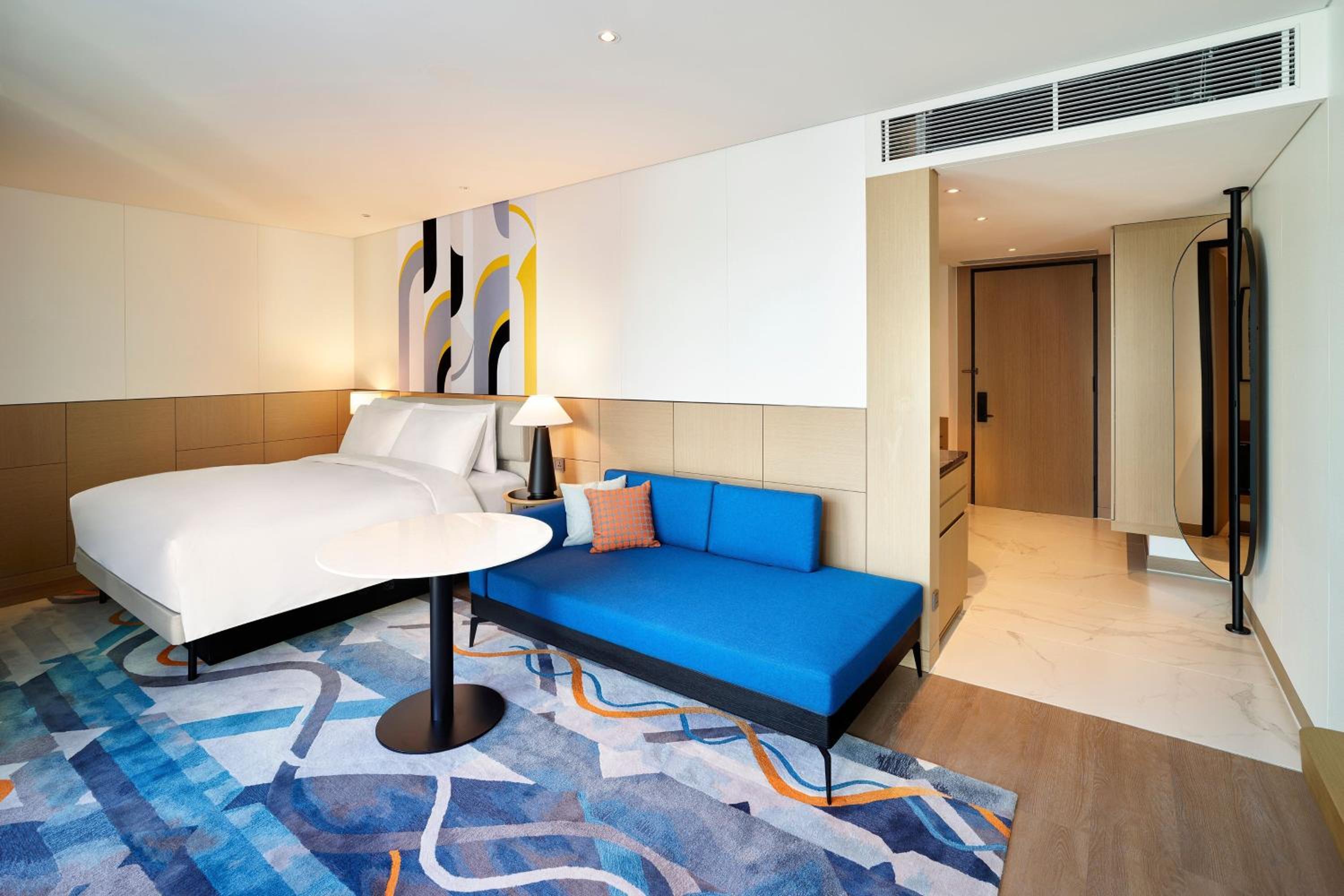 Deluxe Club King Room with City View (Club Lounge Access - Breakfast at Lounge) - Photo 1