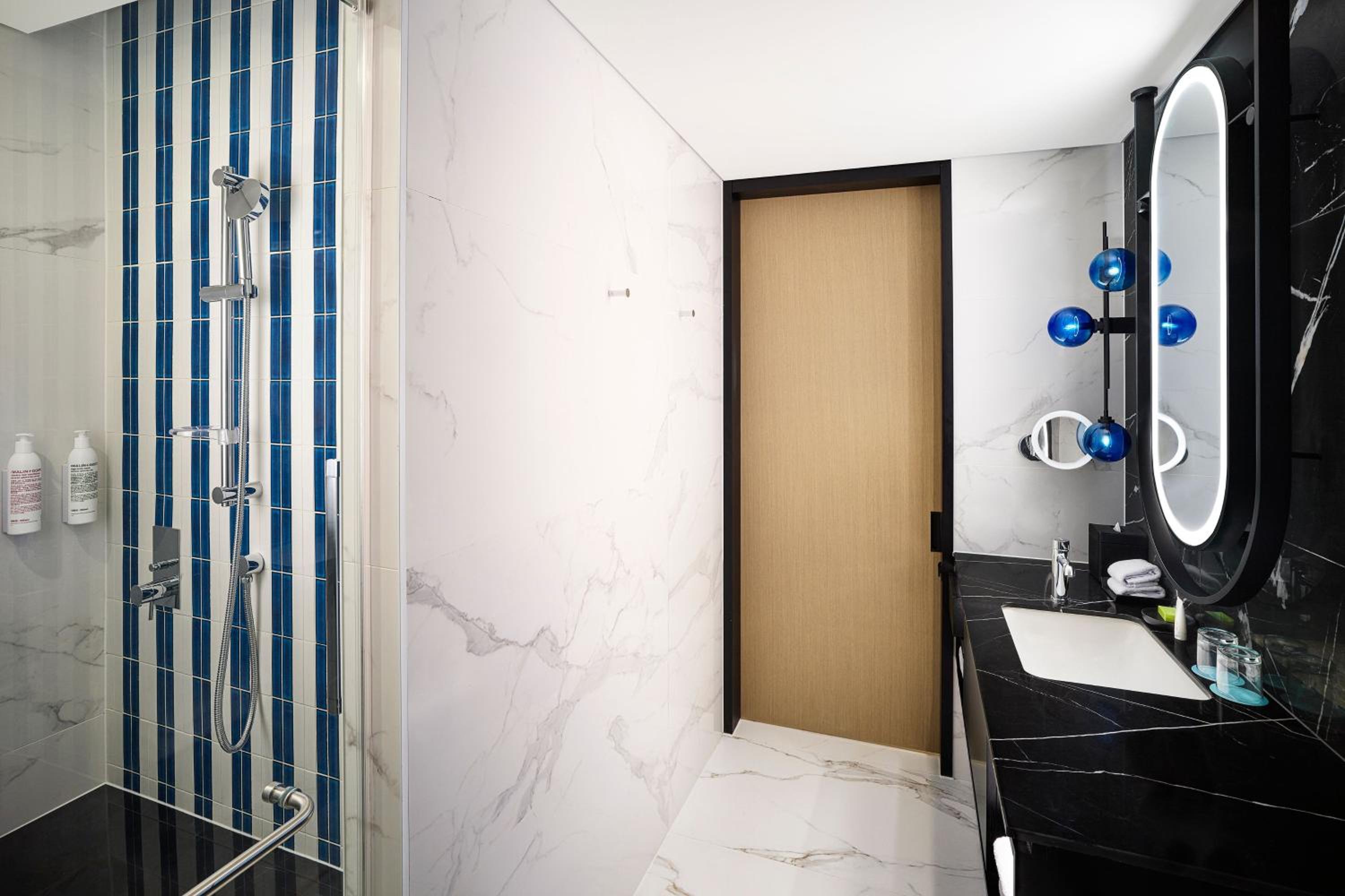 Deluxe Double Room with Two Double Beds and City View - Photo 2