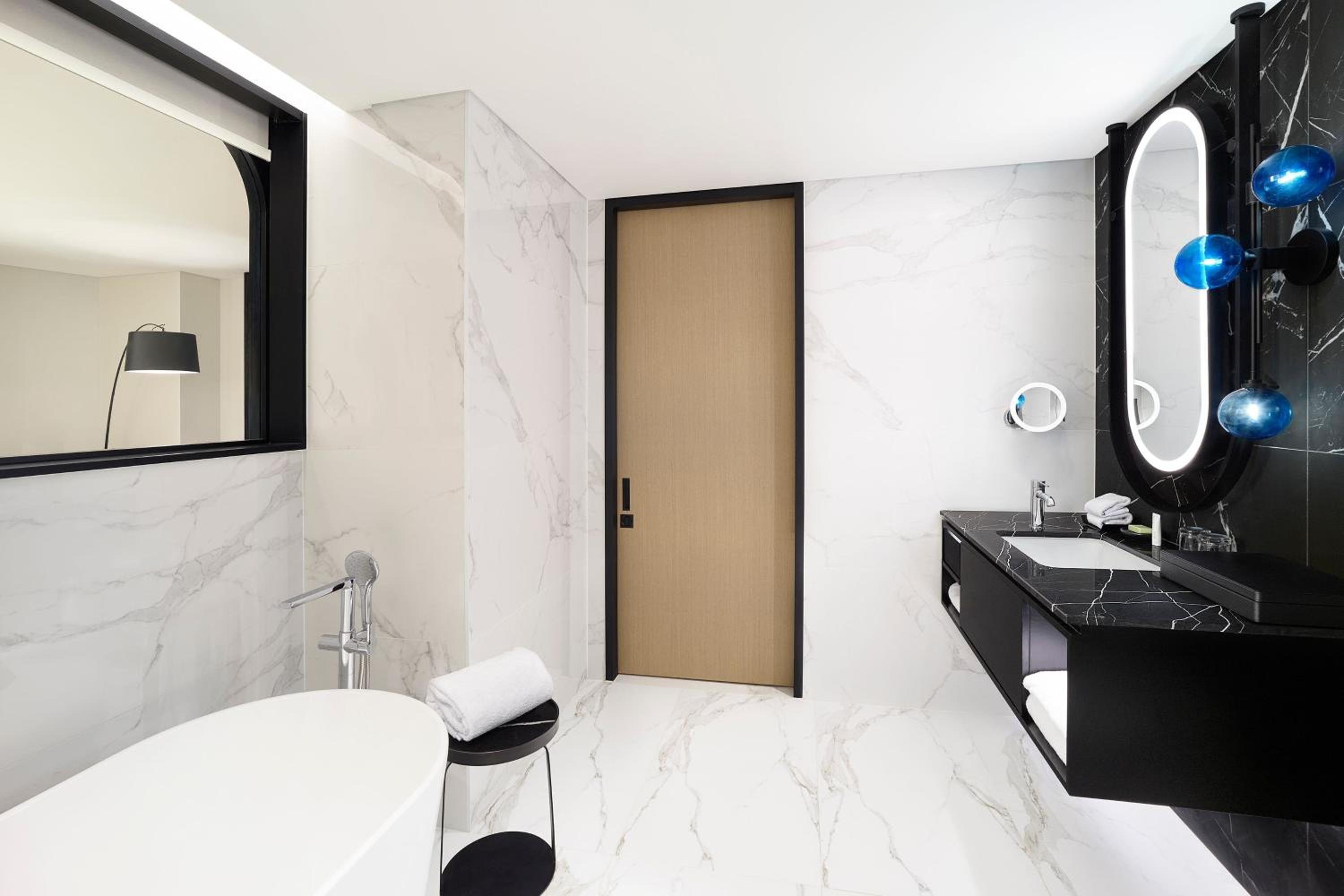 Club Double Room with Two Double Beds and City View (Club Lounge Access - Breakfast at Lounge) - Photo 4