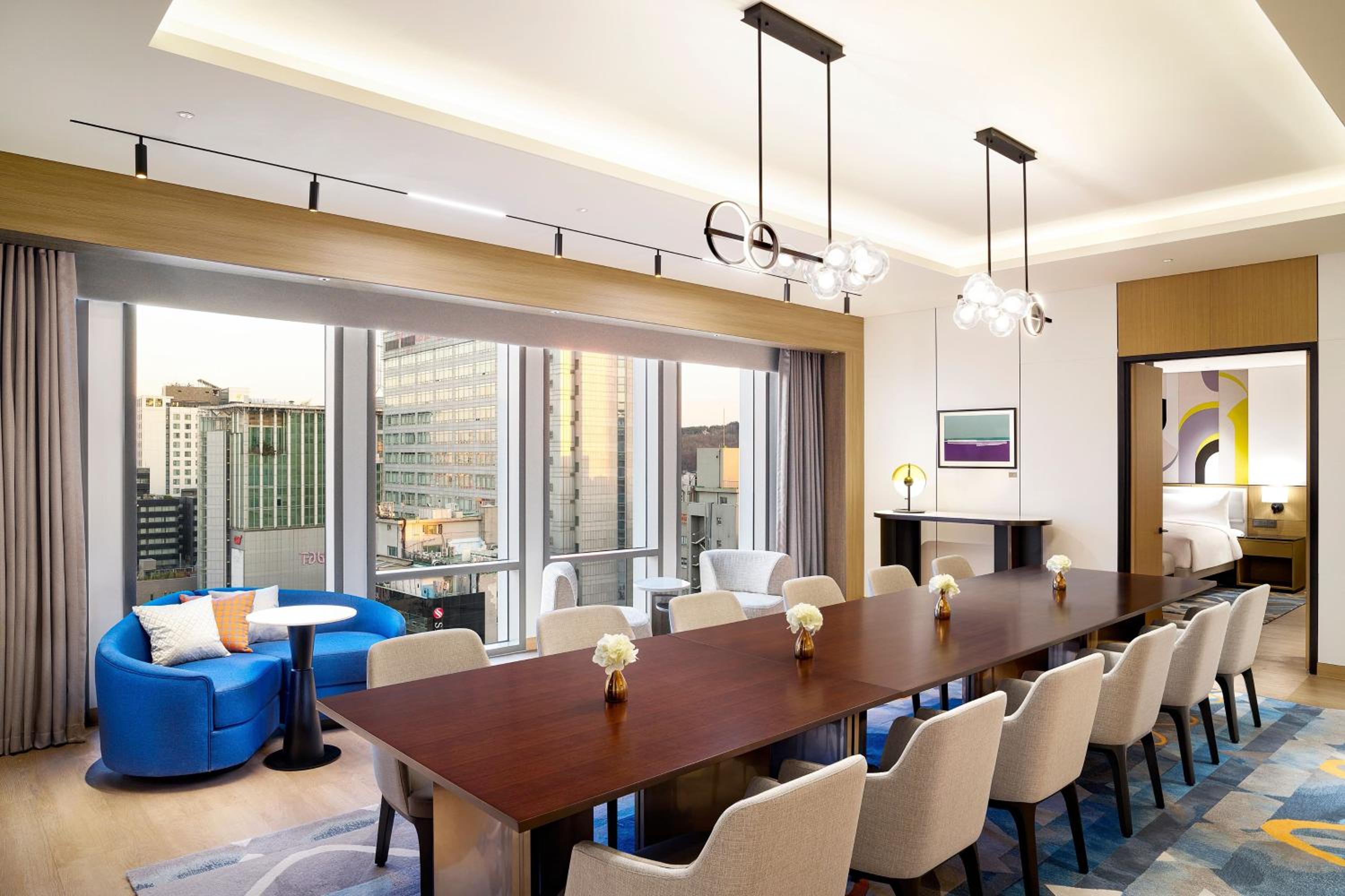 One-Bedroom King Suite with Club Lounge Access - Le Salon photo 2