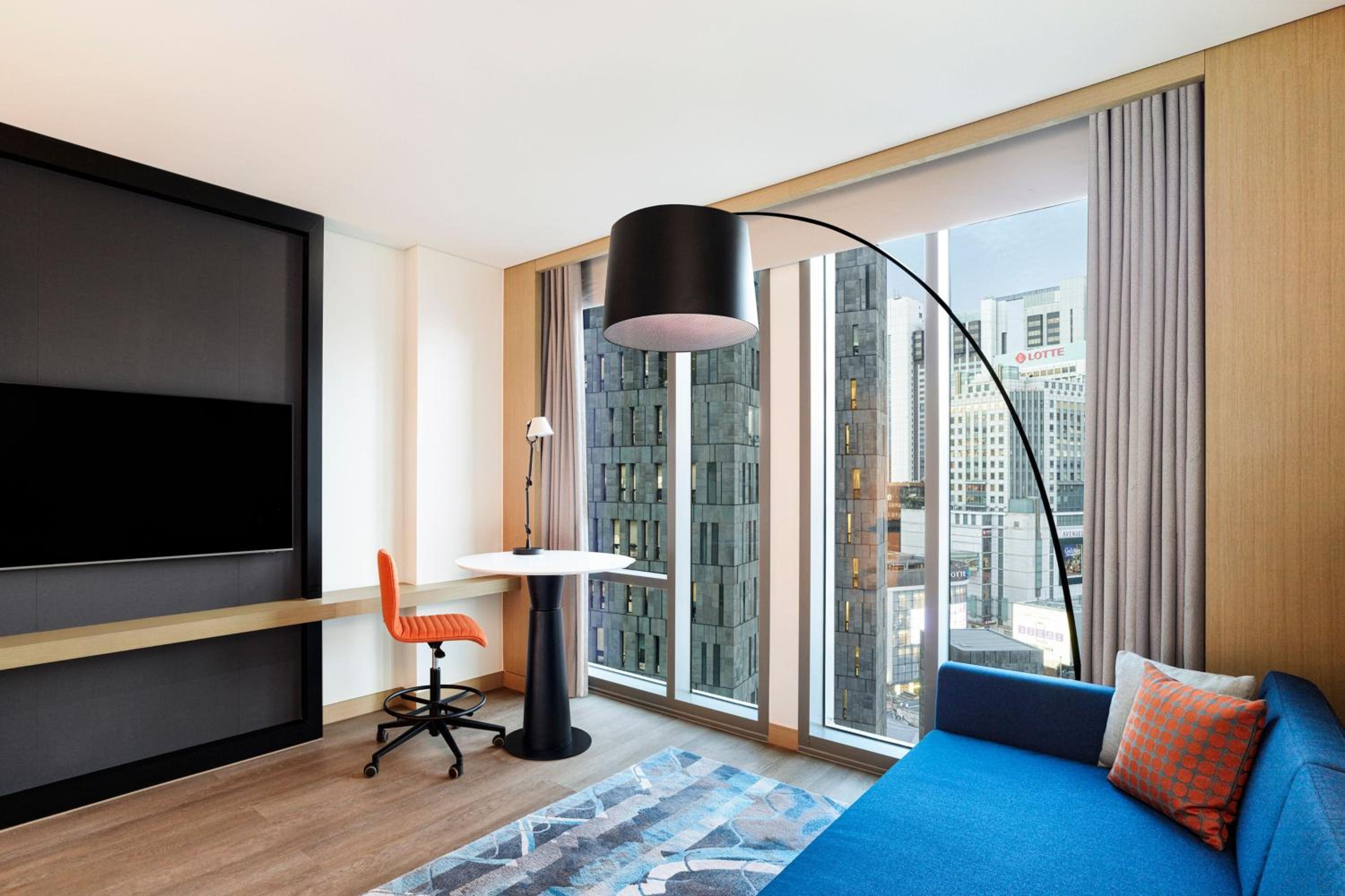 Suite (Club Lounge Access - Breakfast at Lounge) photo 2
