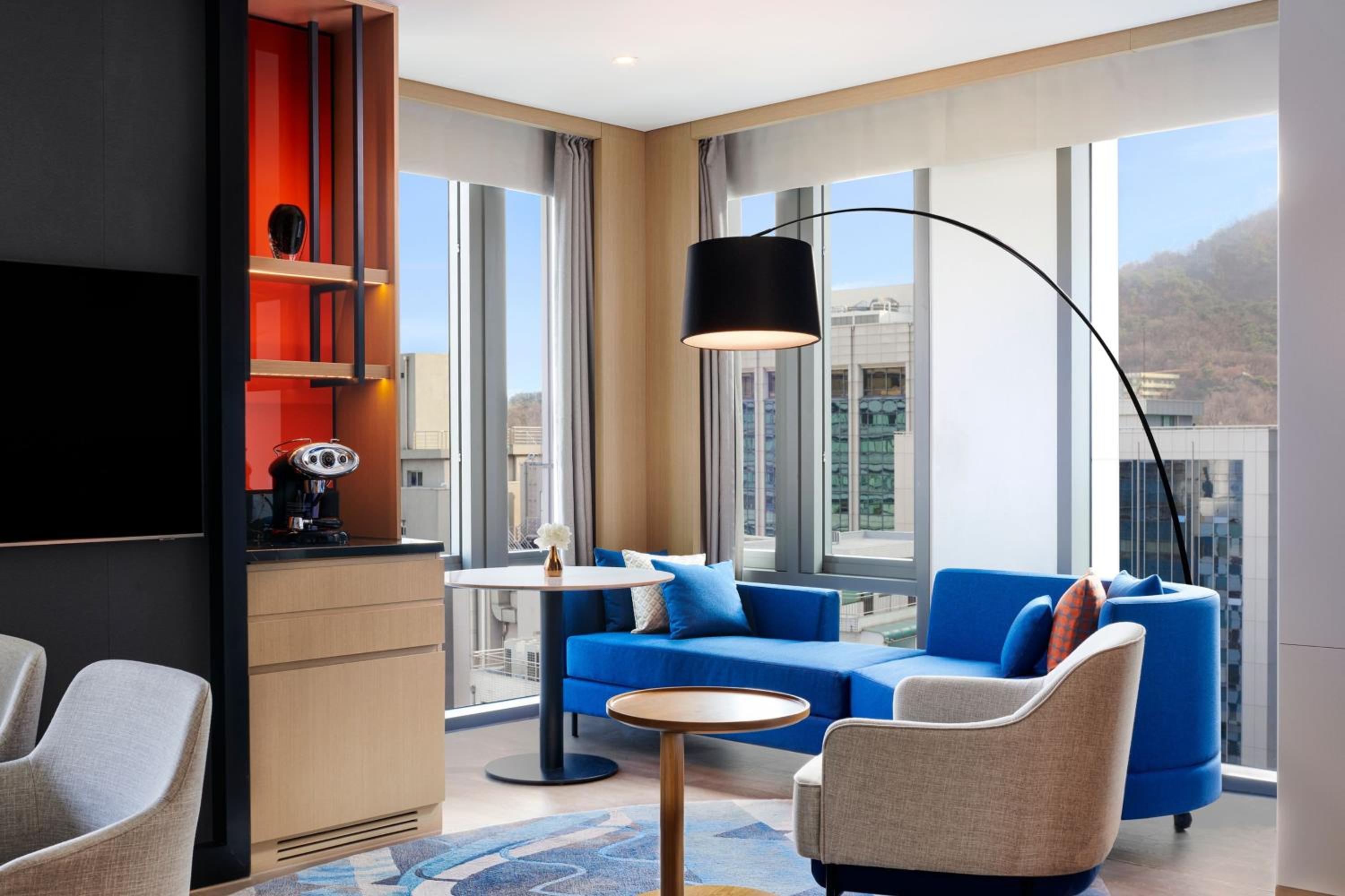 Executive Suite with City View and Club Lounge Access - Photo 2