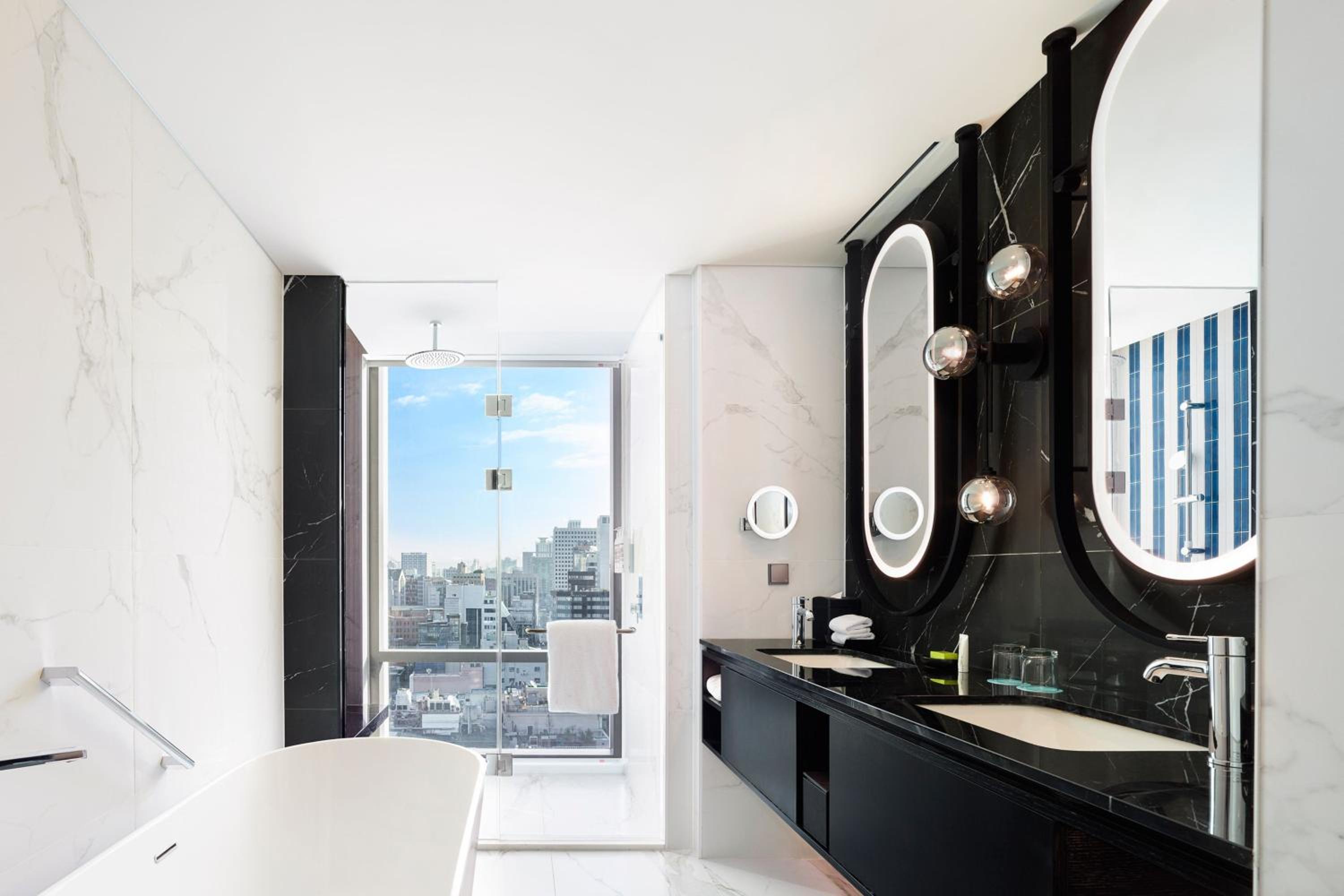 Executive Suite with City View and Club Lounge Access - Photo 3