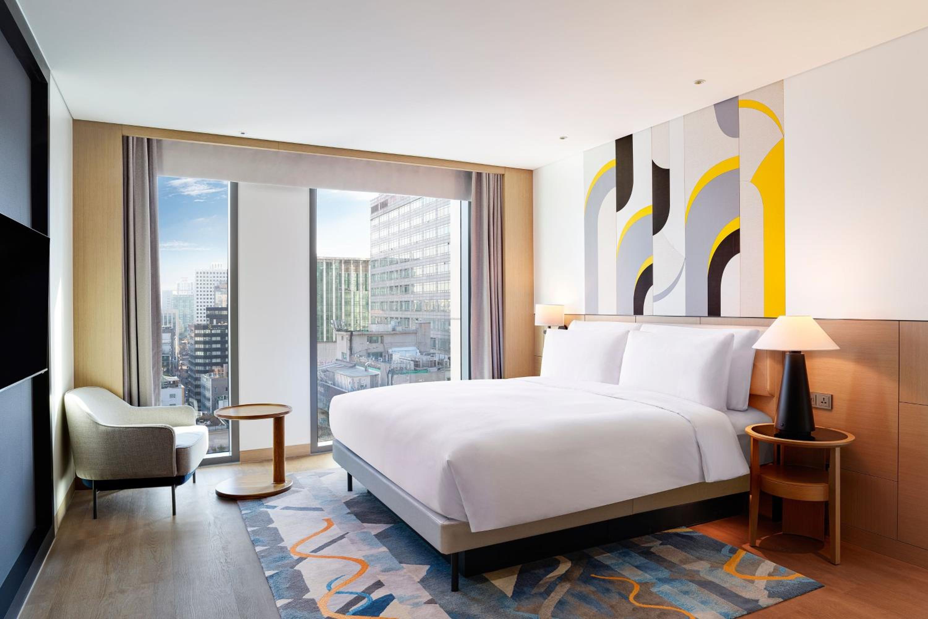 Executive Suite with City View and Club Lounge Access - Photo 1