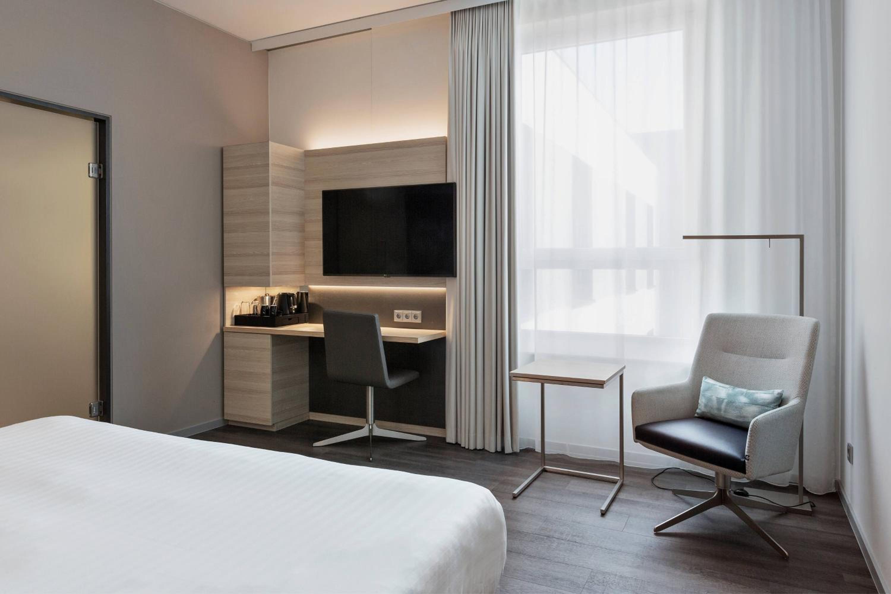 Superior King Room thumbnail 5