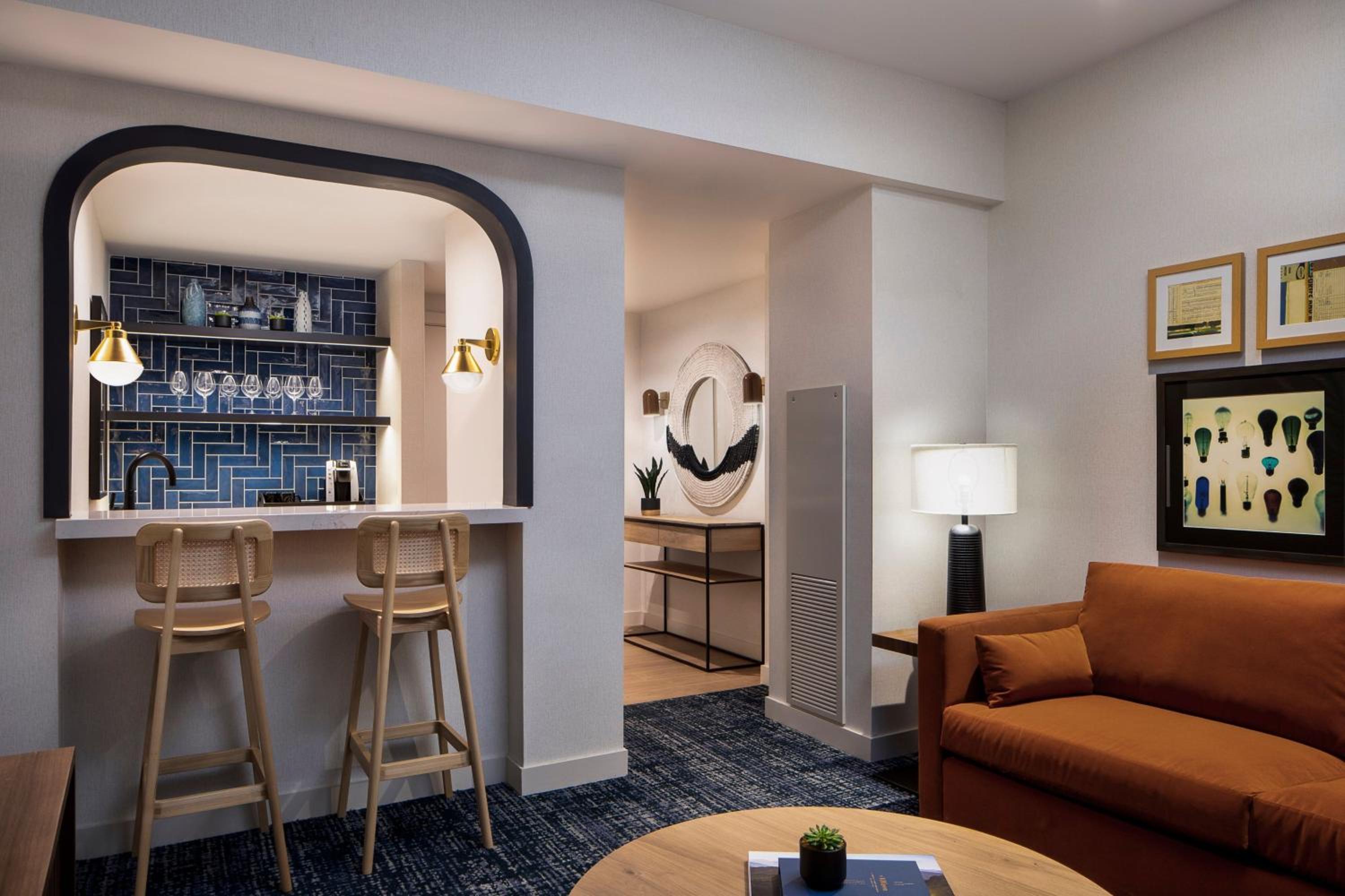 One-Bedroom King Suite with City View photo 1