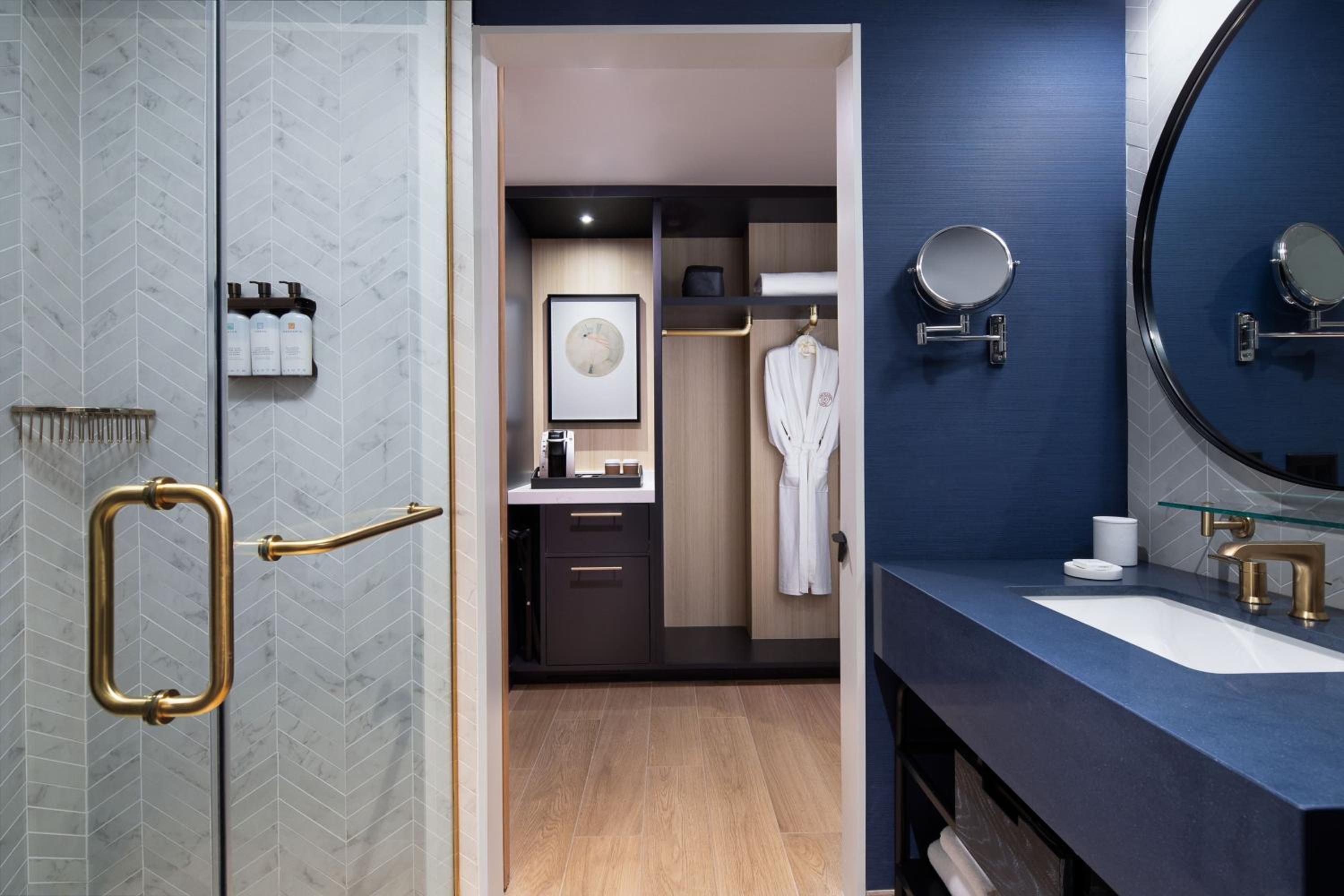 Deluxe King Room with Urban View photo 2