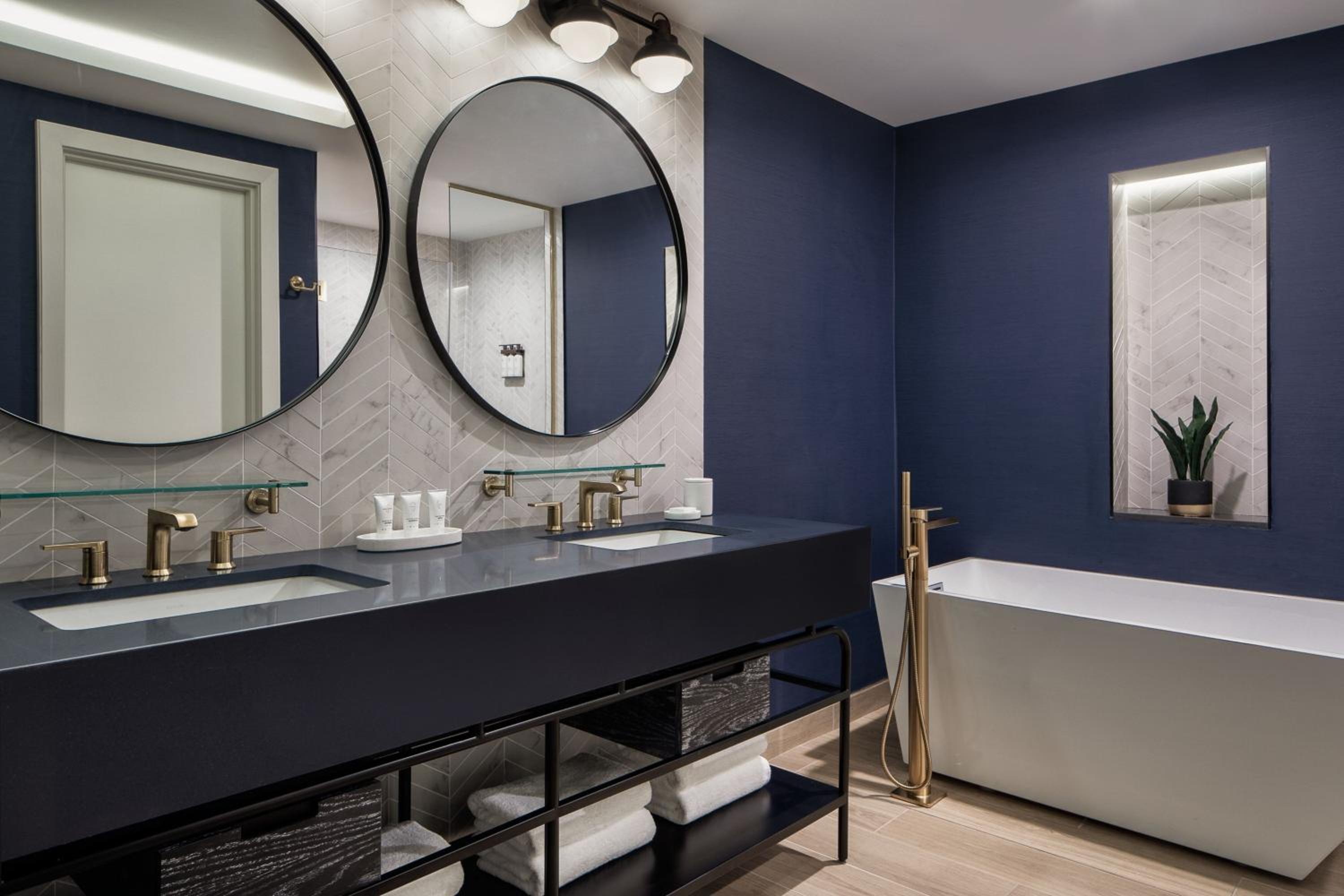 One-Bedroom King Suite with City View - Mobility Accessible with Tub photo 2
