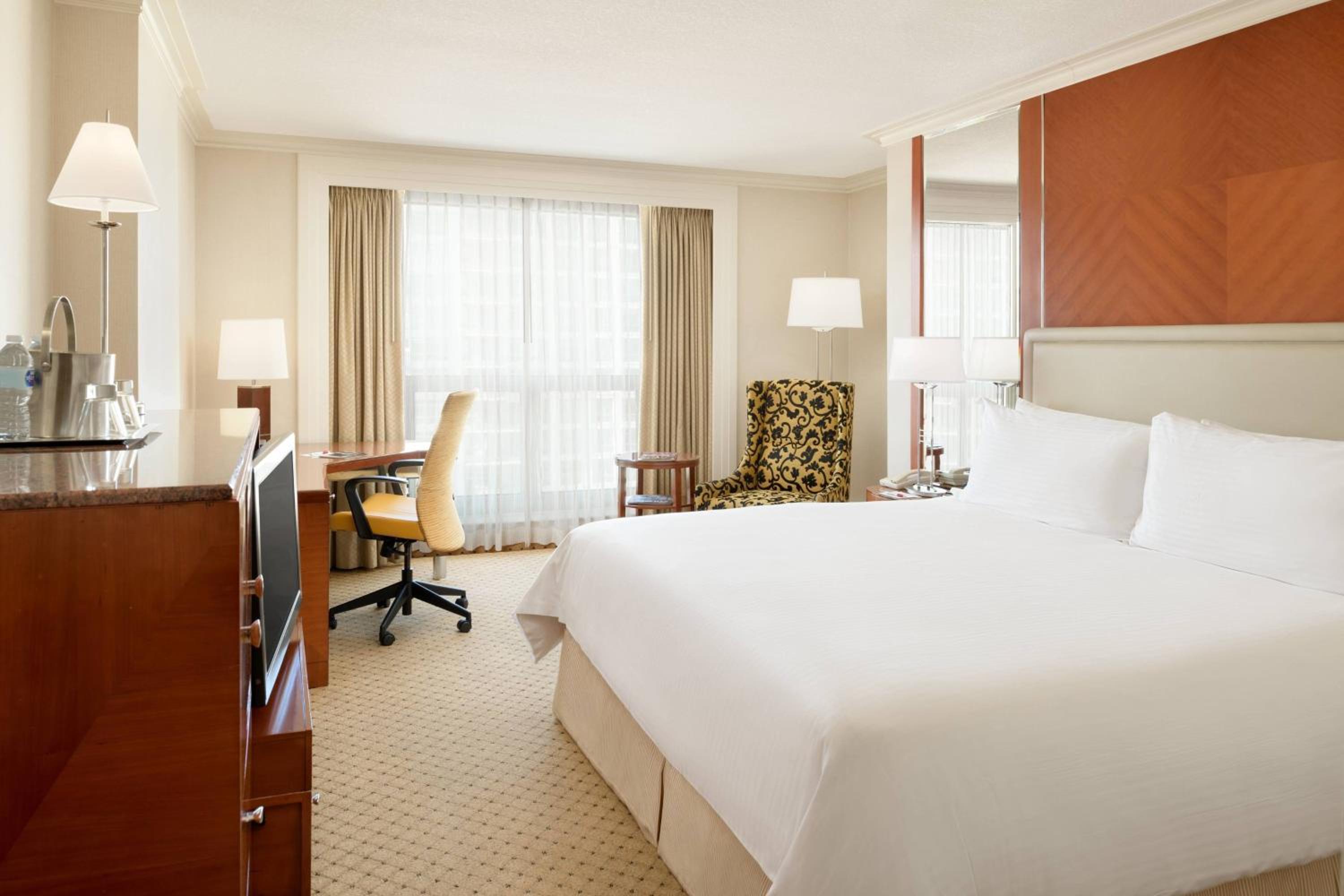1 King, Standard Room, City View - Photo 4