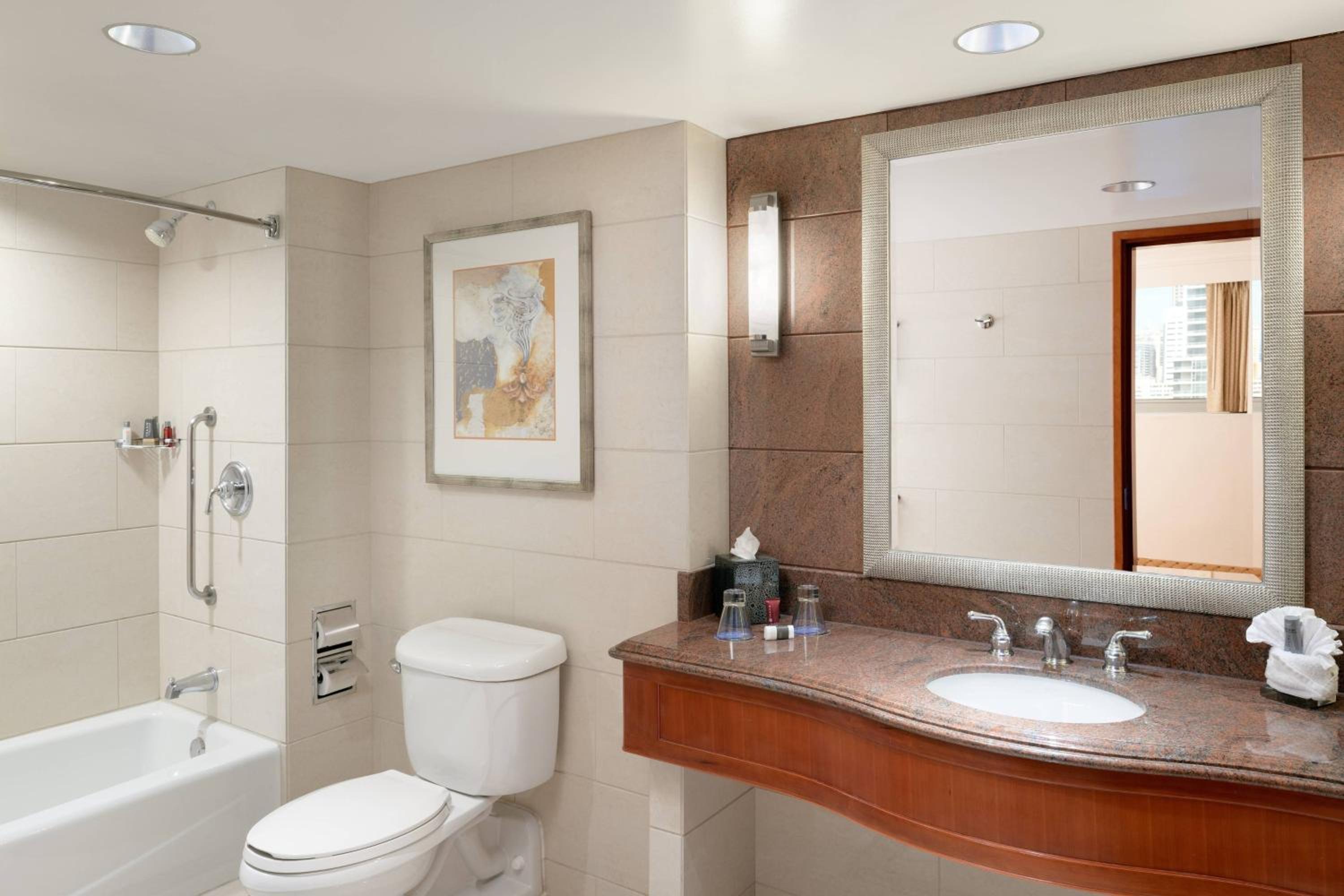 1 King, 1 Bedroom Junior Suite - Photo 2