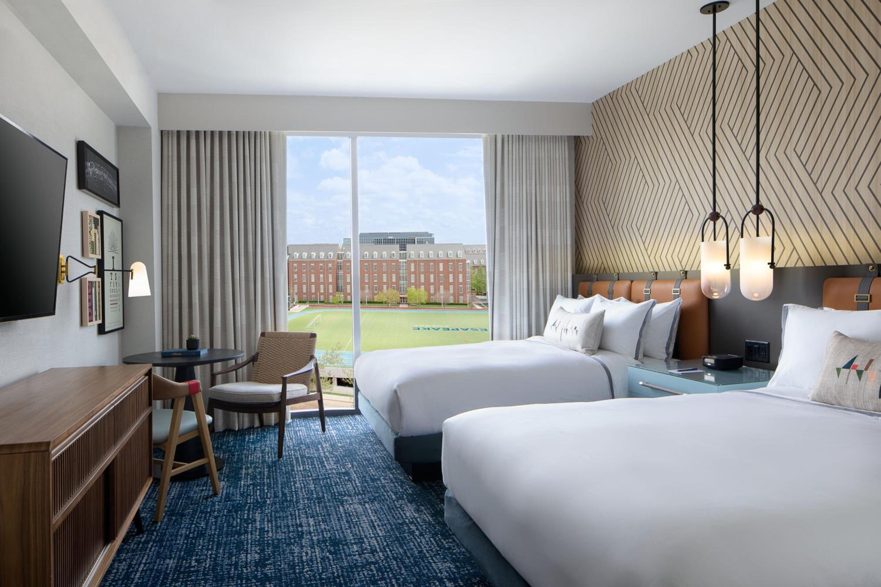 Queen Room with Two Queen Beds and Urban View photo 1