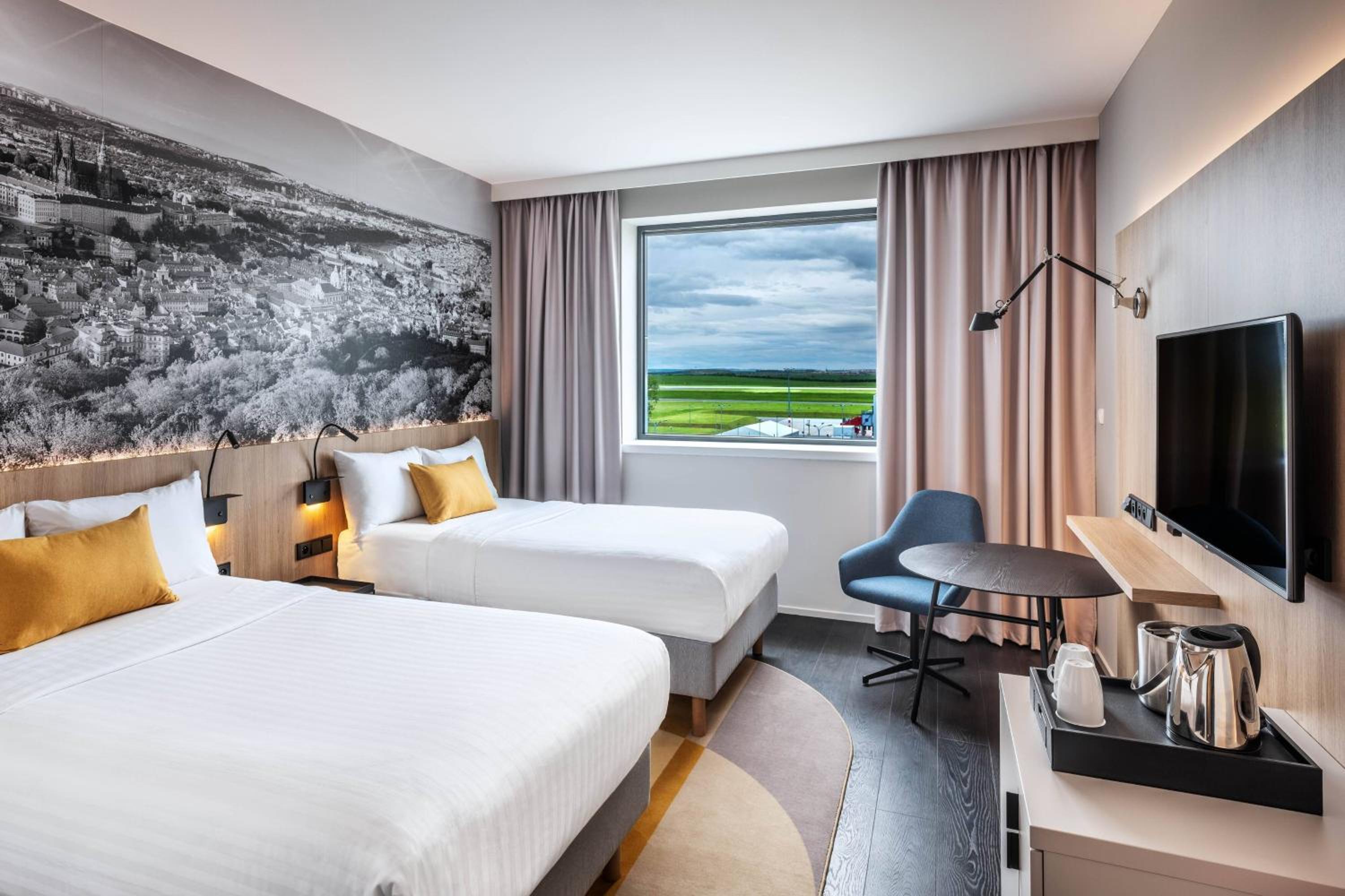 Twin Room with Runway View - Photo 2