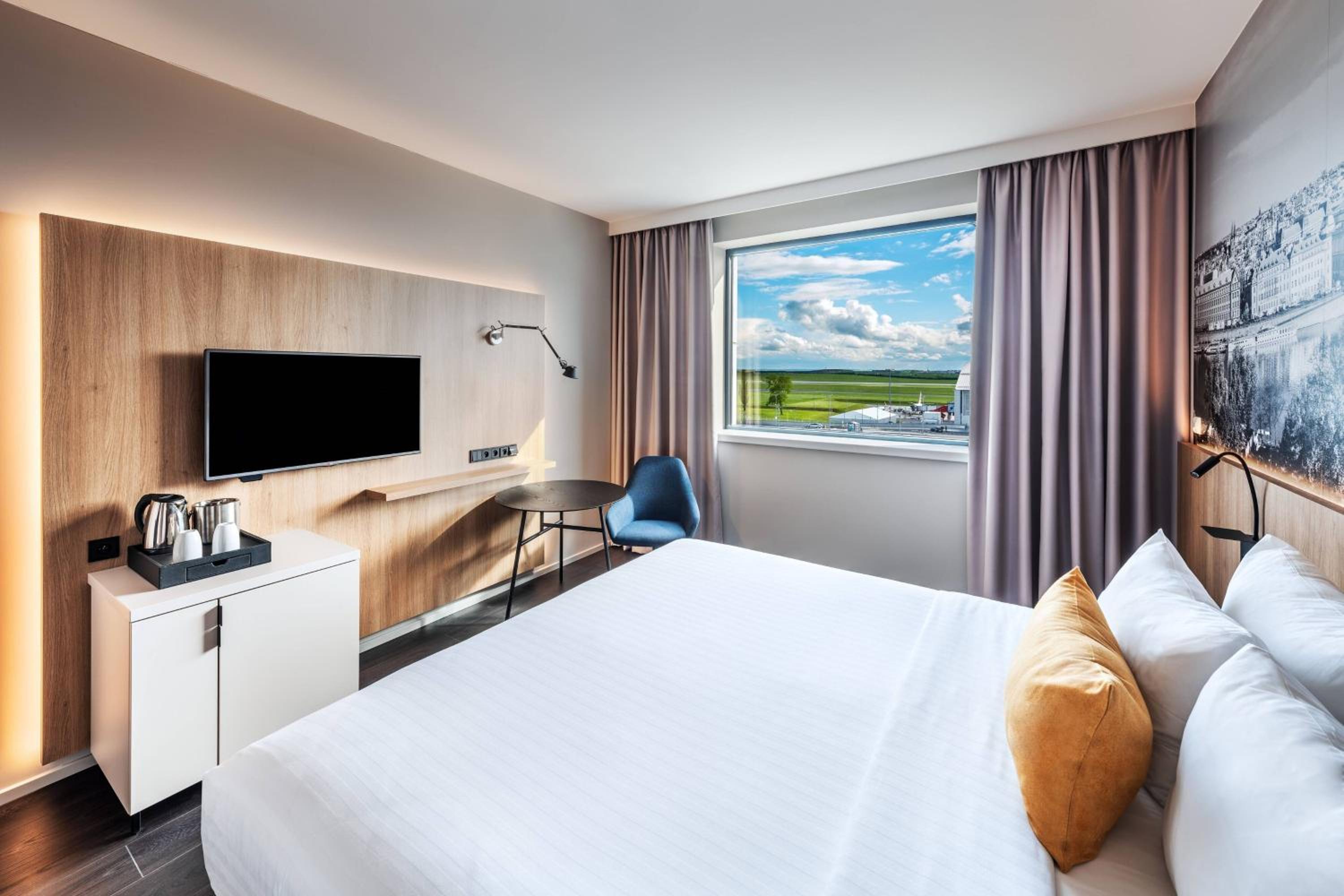 Guest room, 1 King, Runway view - Photo 3