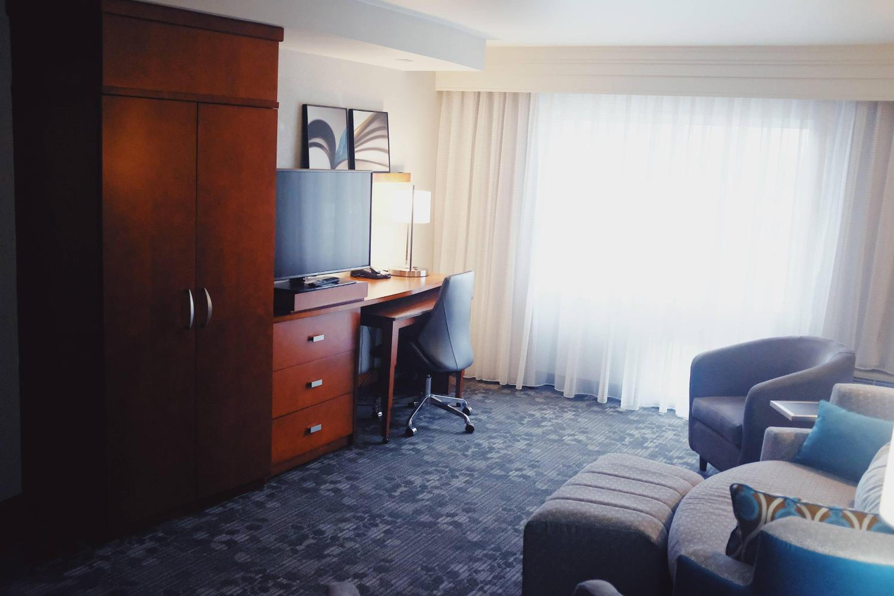 One-Bedroom King Suite with Sofa Bed - Photo 2