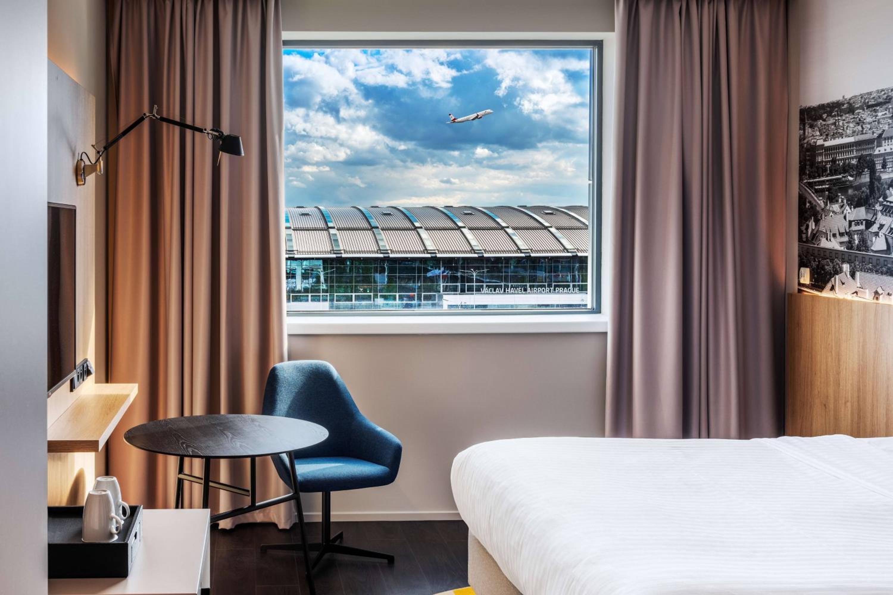 Guest room, 1 King, Runway view - Photo 4