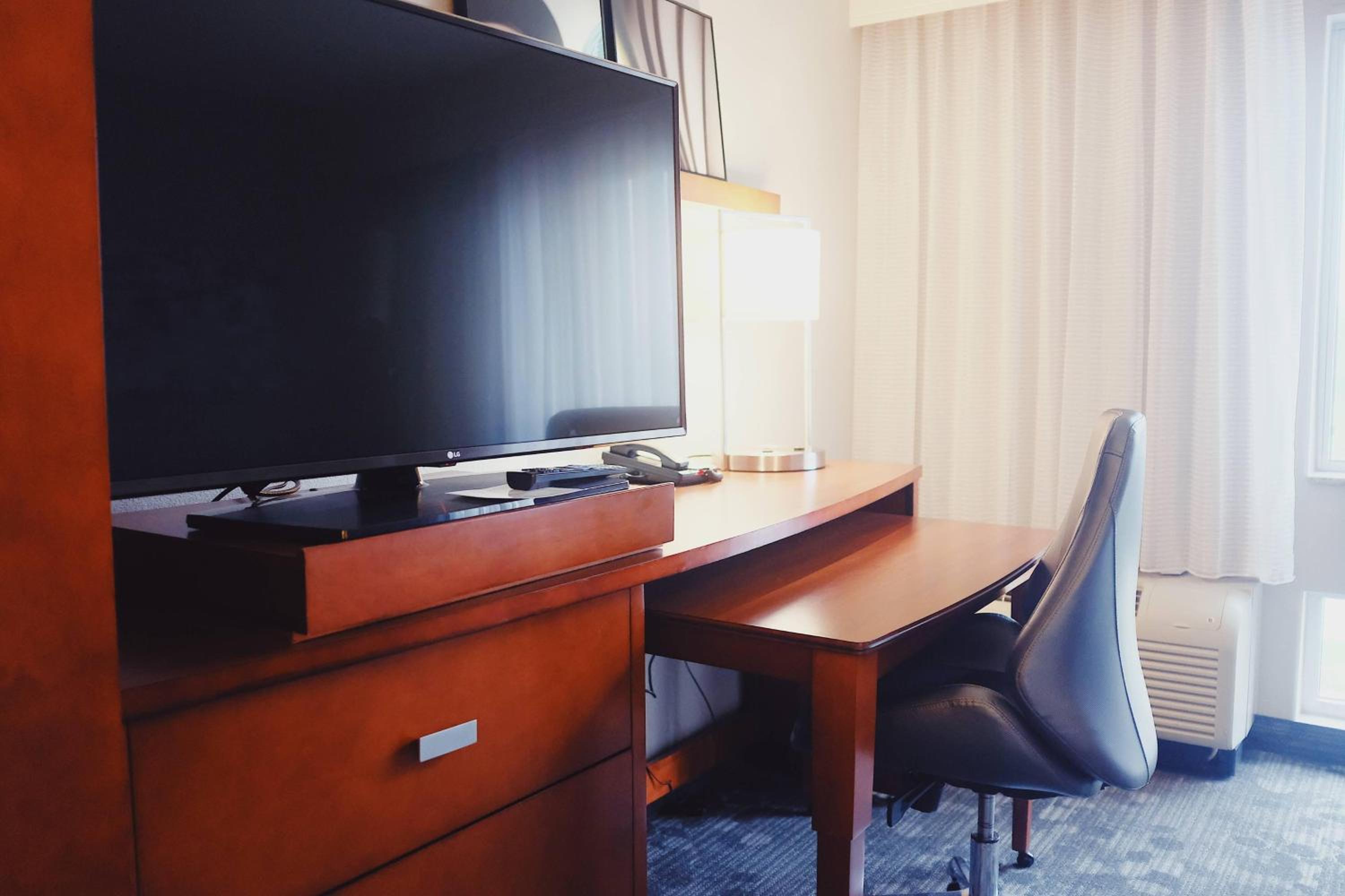 King Room with Sofa Bed - Photo 3