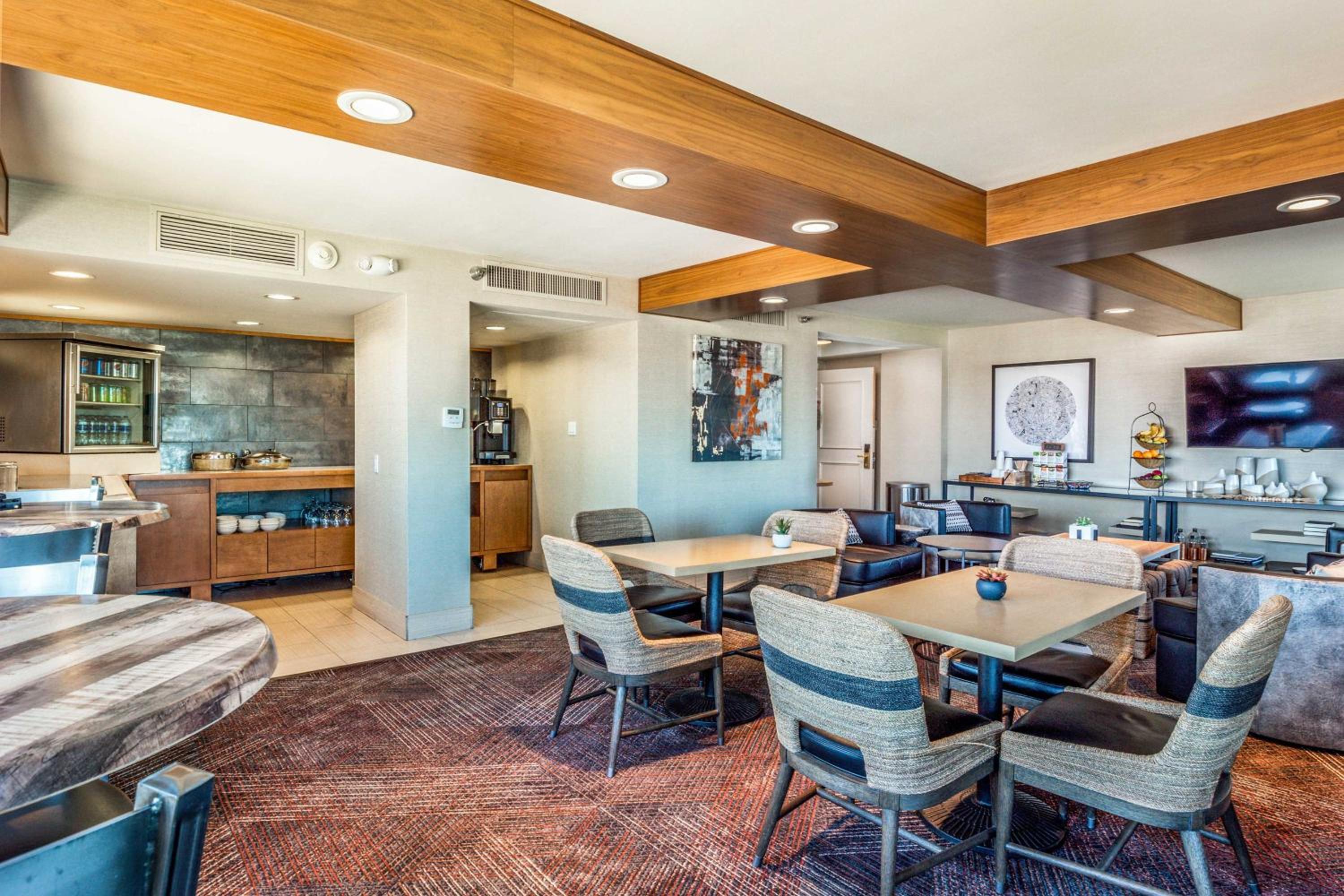 Club lounge access, Guest room, 1 King - Photo 3