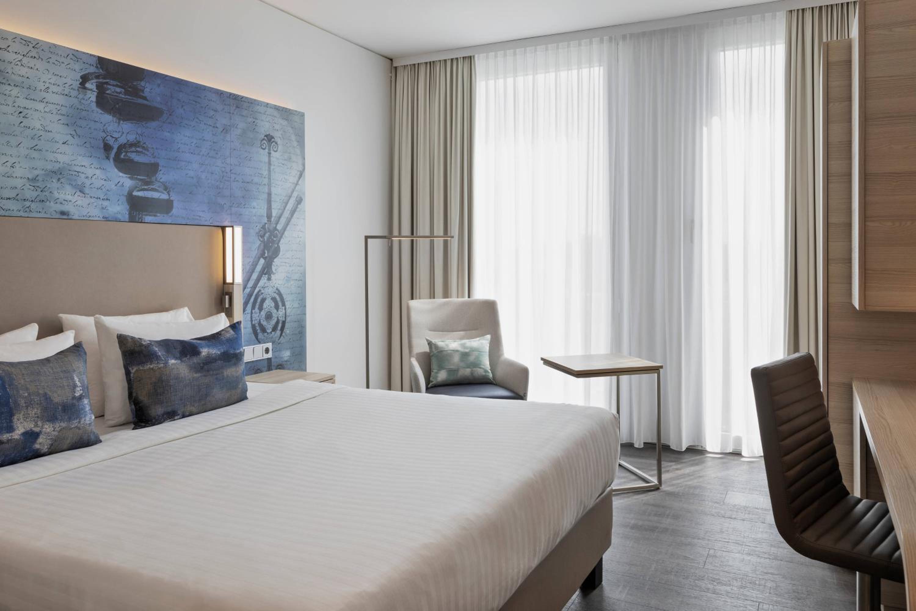 Deluxe King, Guest room, 1 King - Photo 1