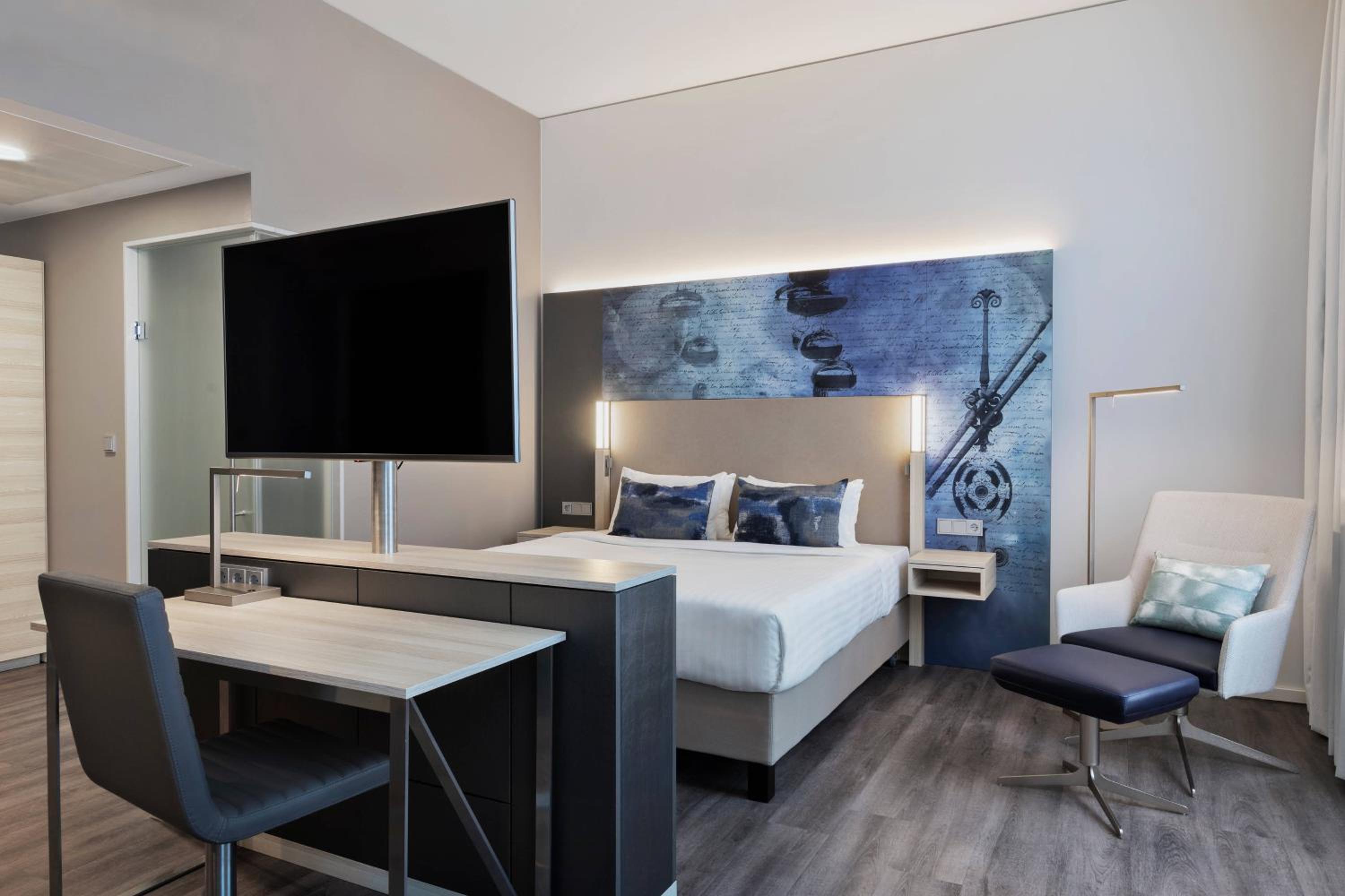 Junior King Suite with Sofa Bed - Photo 1