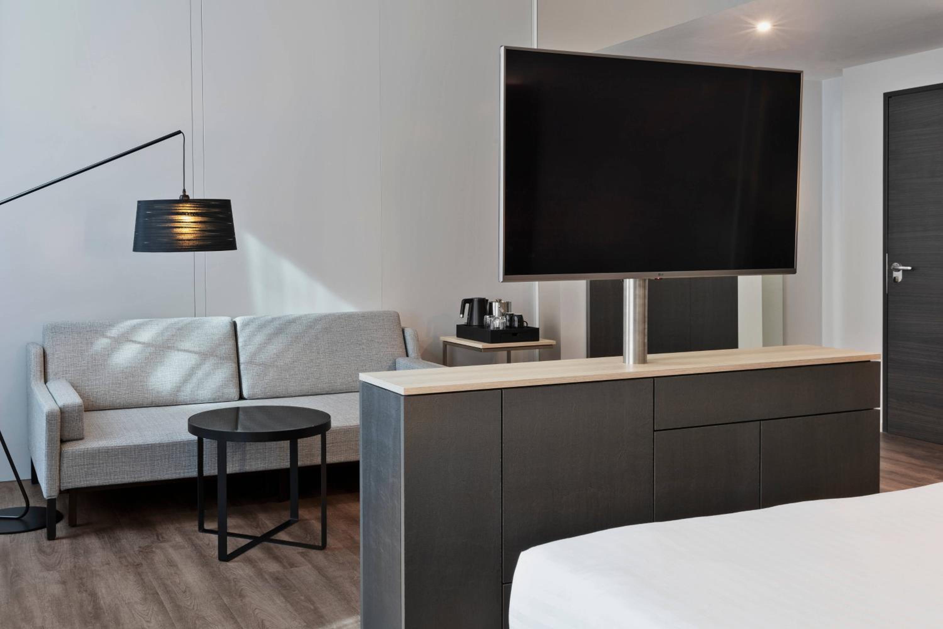 Junior King Suite with Sofa Bed - Photo 2