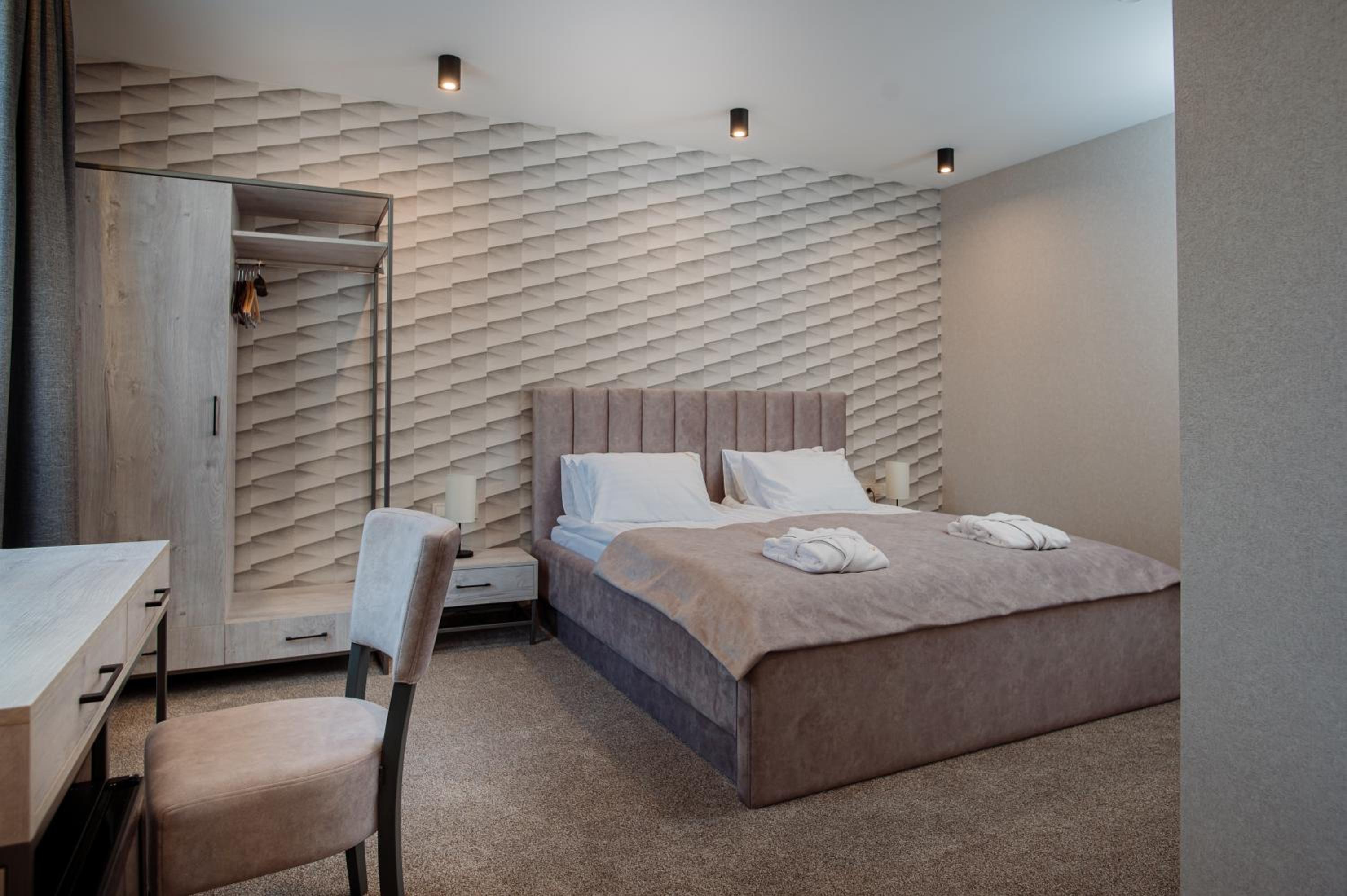 Large Double Room photo 3
