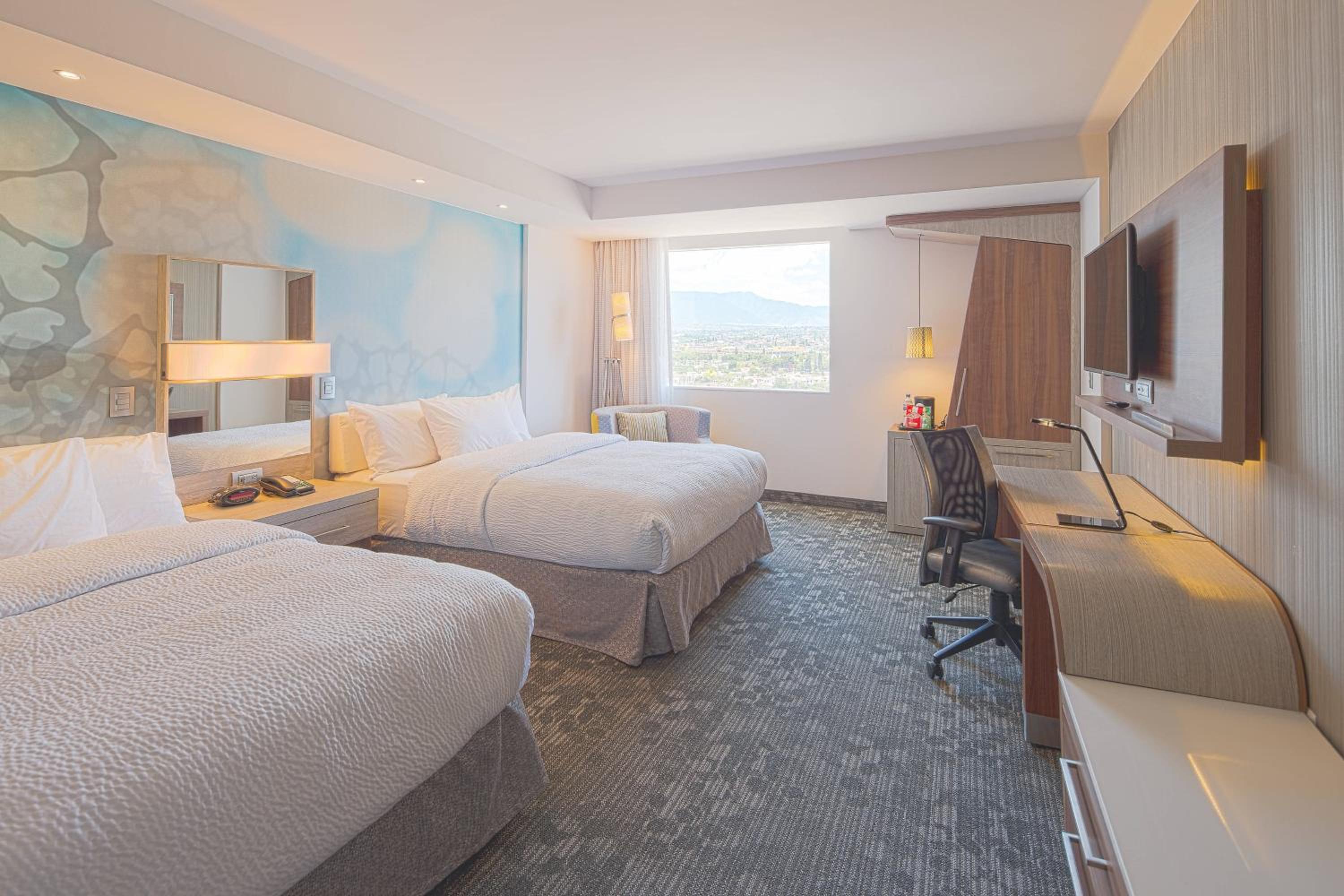 Queen Room photo 2