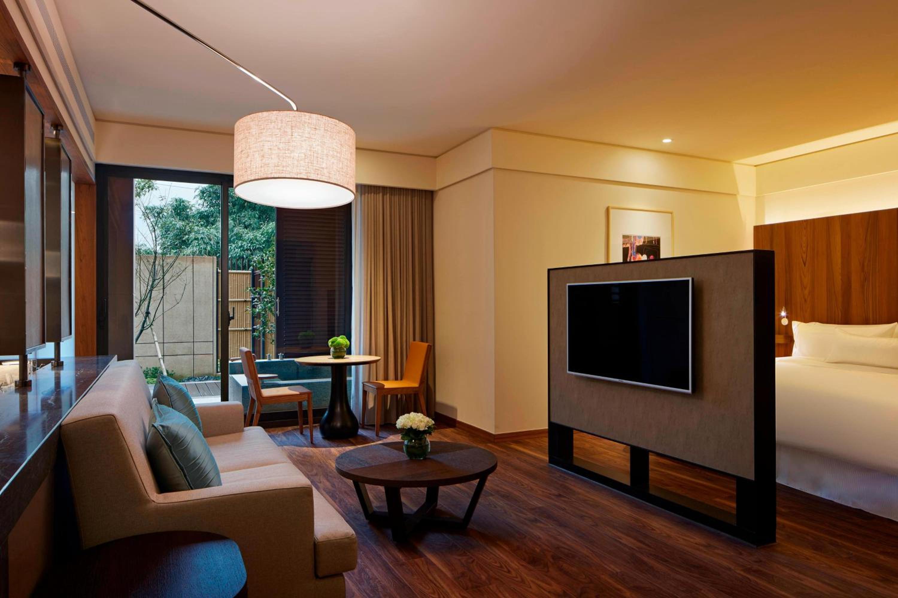 Deluxe Garden Suite, 1 Bedroom Studio Suite, 1 King, Balcony photo 3