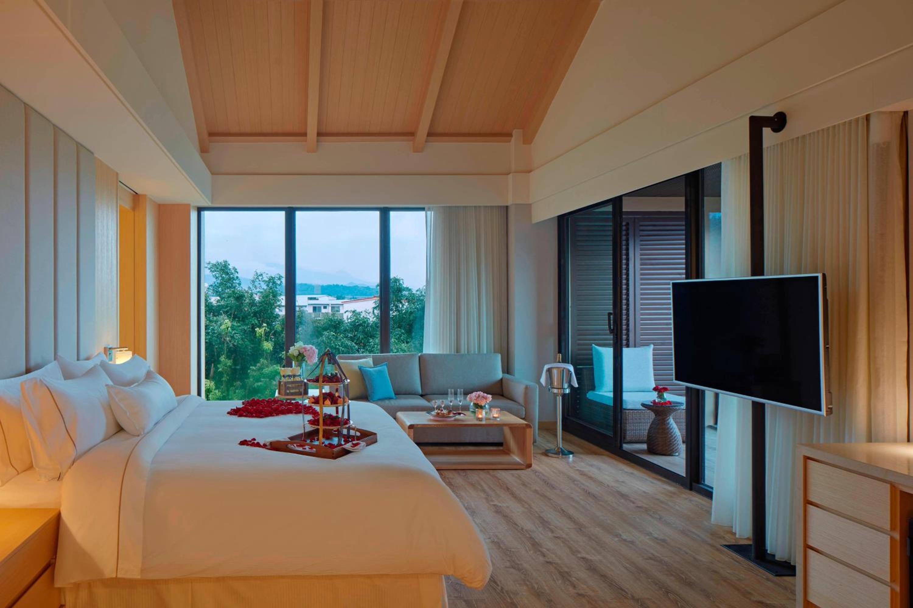 Honeymoon Suite, 1 Bedroom Studio Suite, 1 King, Corner room photo 2