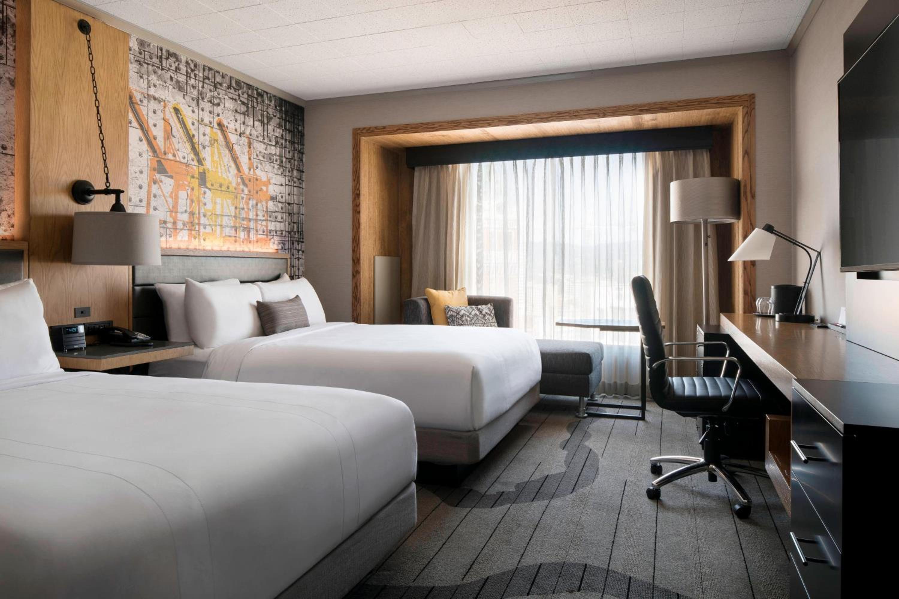 Queen Room with 2 Queen Beds - Photo 3
