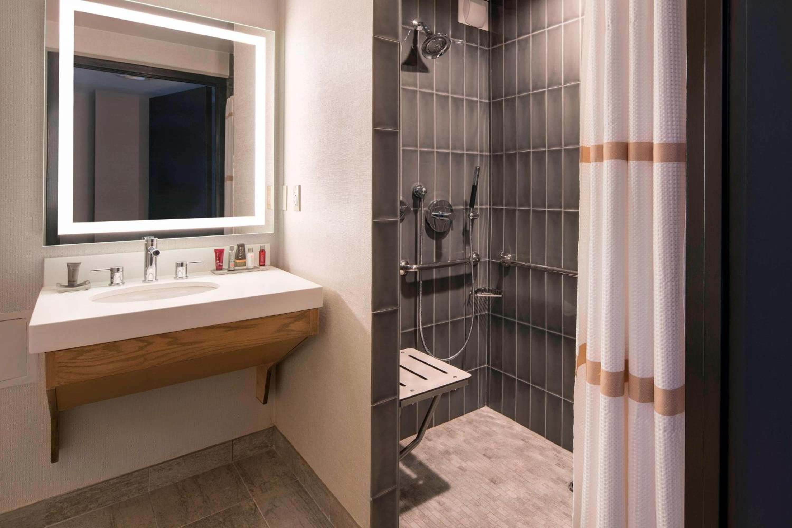 King Guest Room with Bay View High Floor - Photo 2