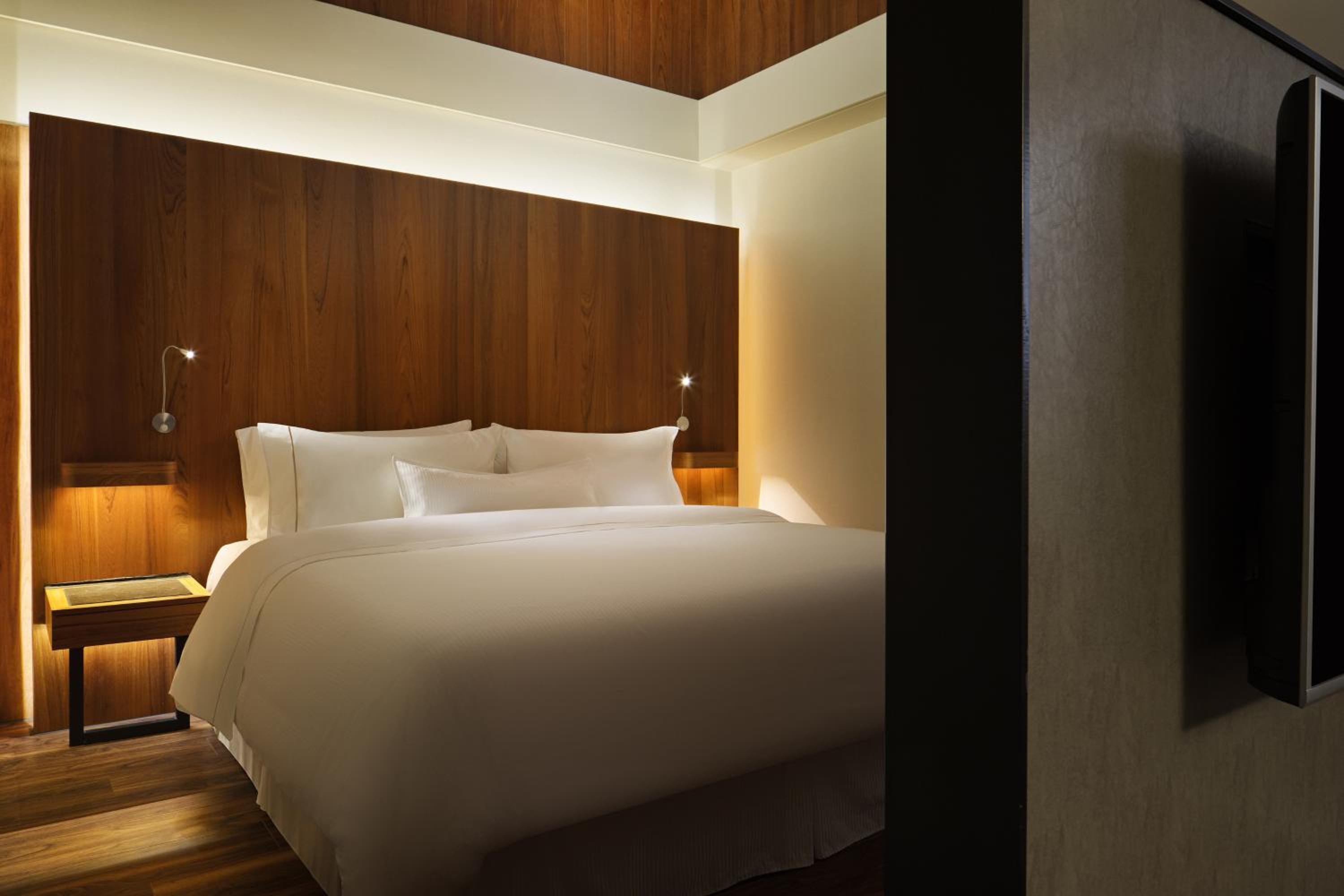 Deluxe Garden Suite, 1 Bedroom Studio Suite, 1 King, Balcony
