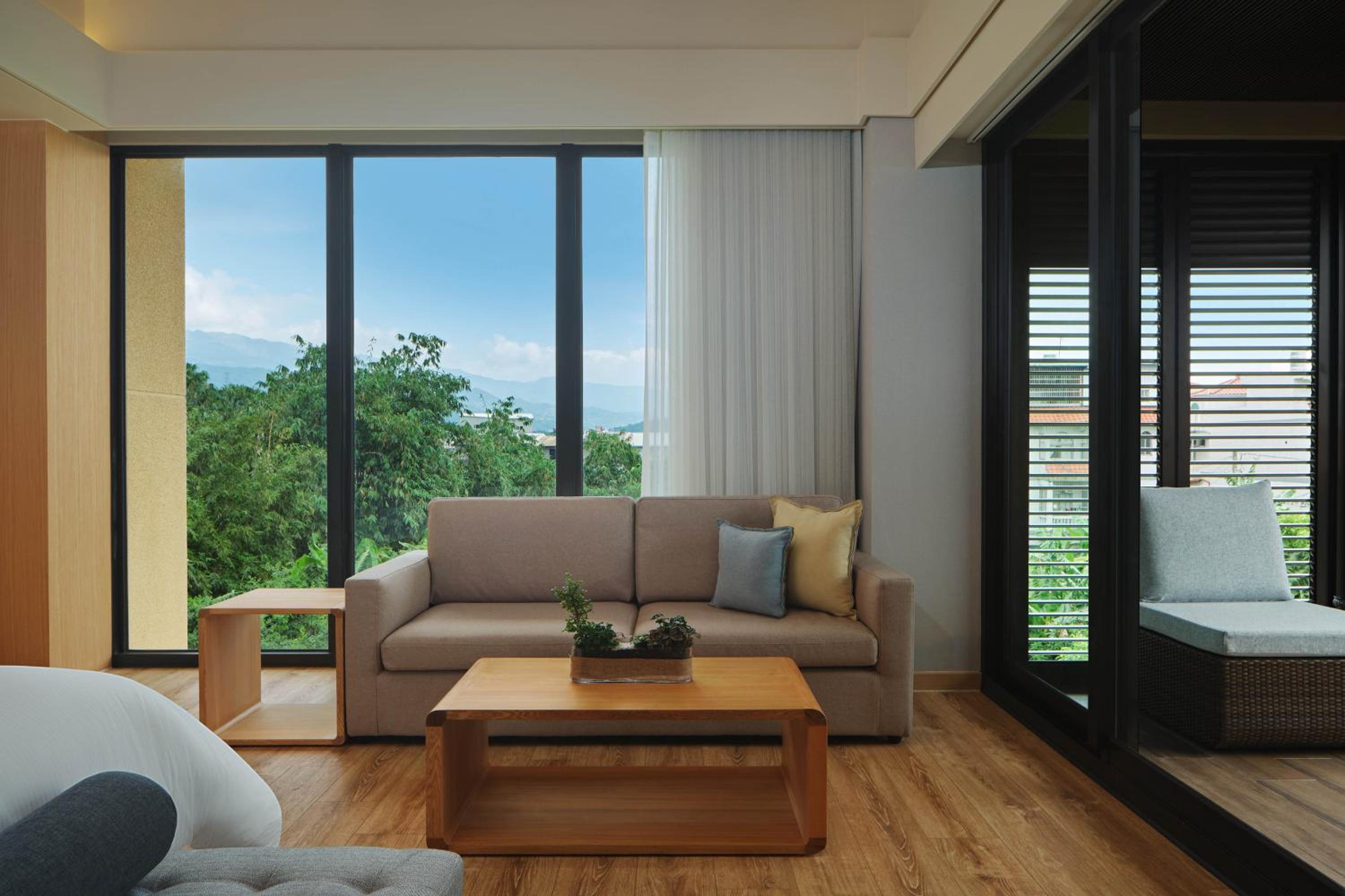 Honeymoon Suite, 1 Bedroom Studio Suite, 1 King, Corner room photo 3
