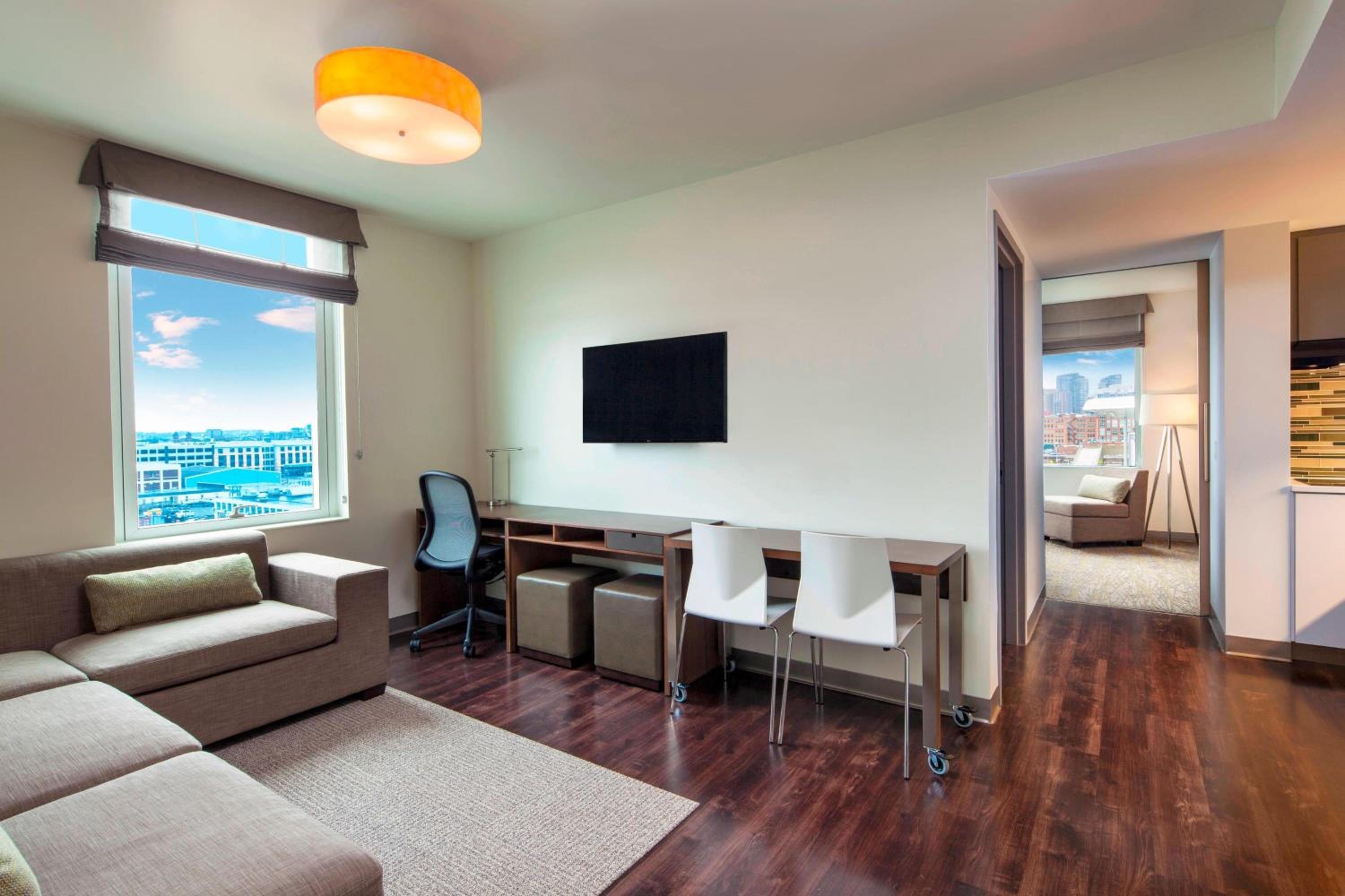 Executive King, Executive Suite, 1 King, Sofa bed