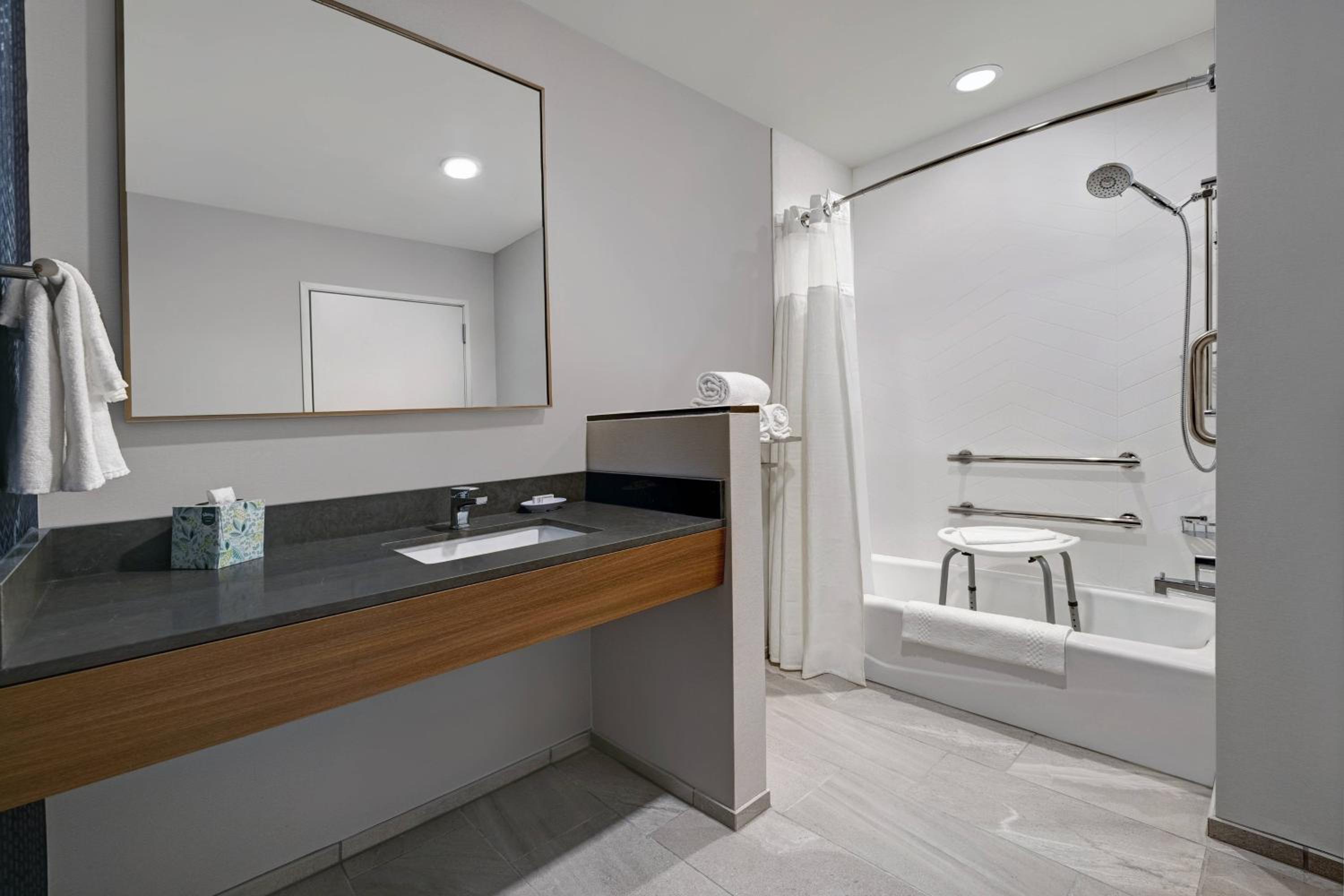 Queen Room with Two Queen Beds - Hearing Accessible - Photo 4