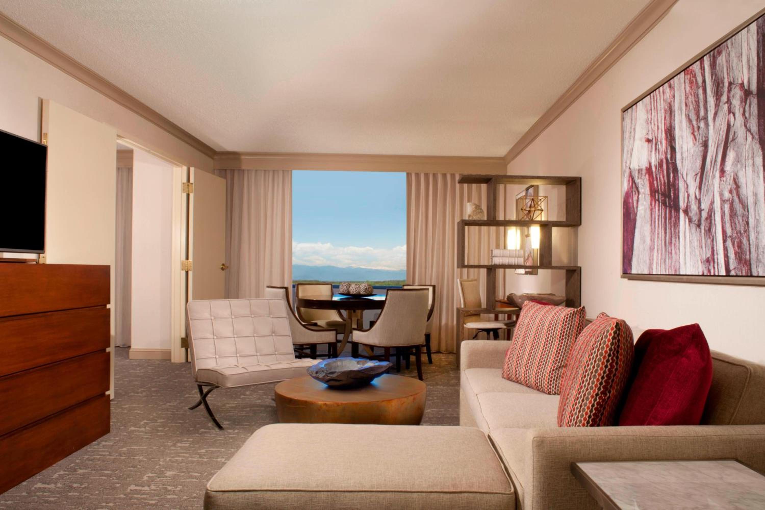 One-Bedroom Luxury King Suite - Photo 2