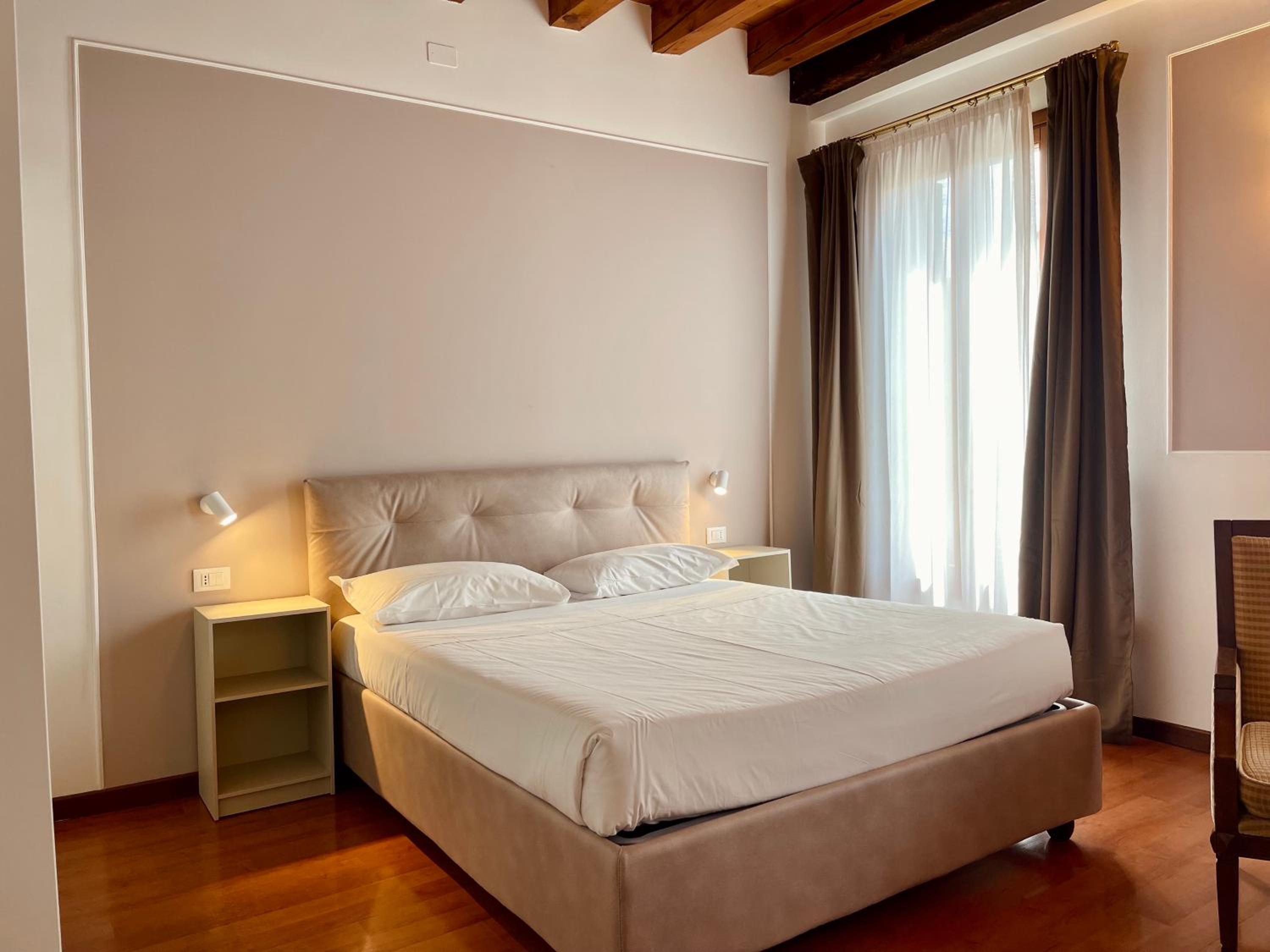 Superior Triple Room with Canal View photo 2