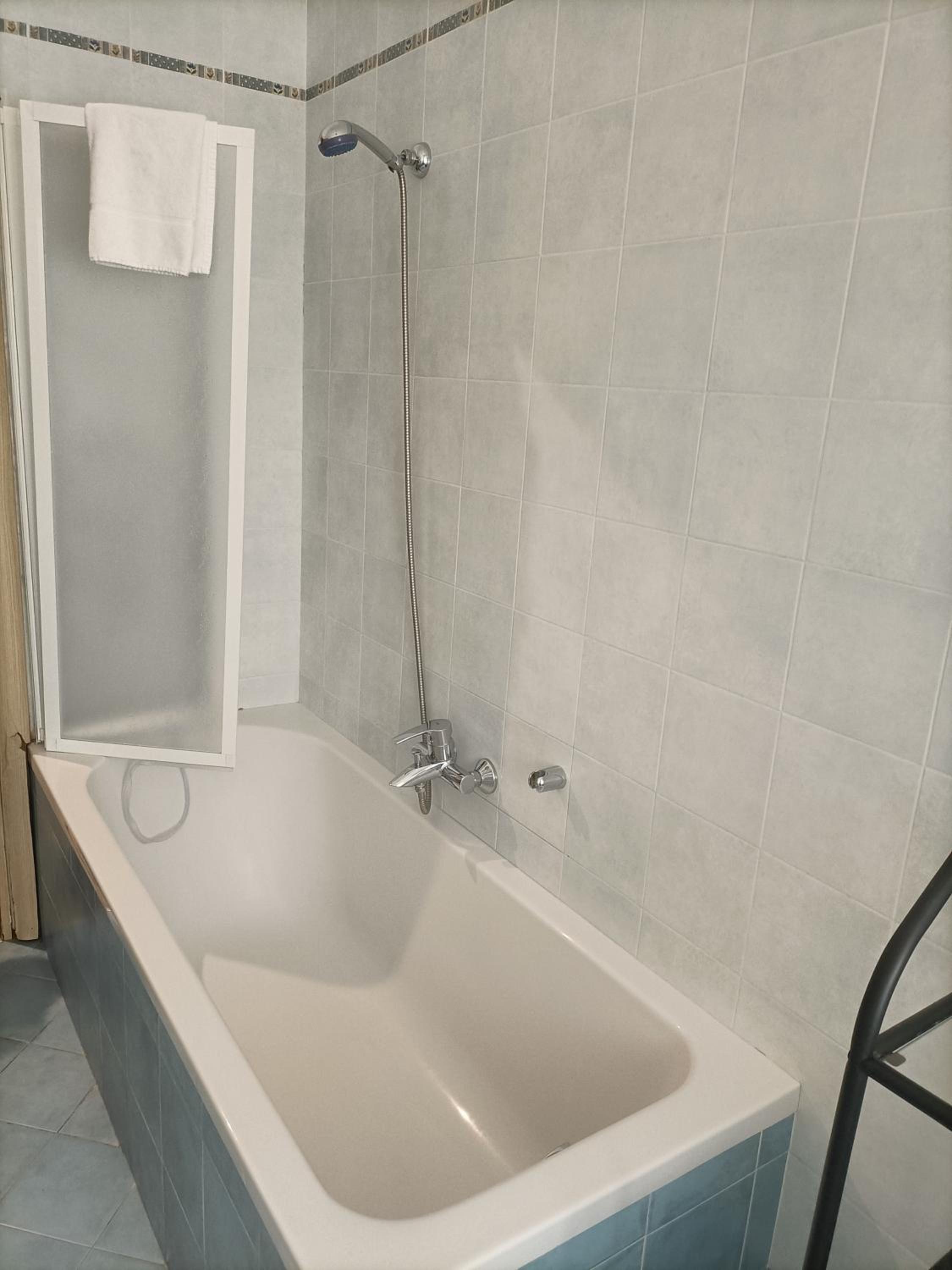 Double Room with Private External Bathroom - Photo 7