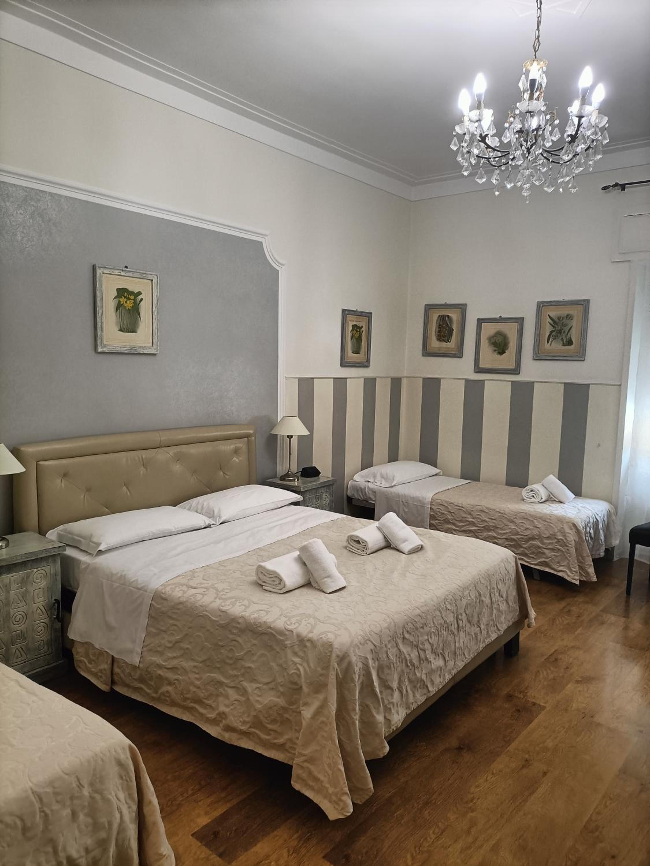 Double Room with Private External Bathroom - Photo 11