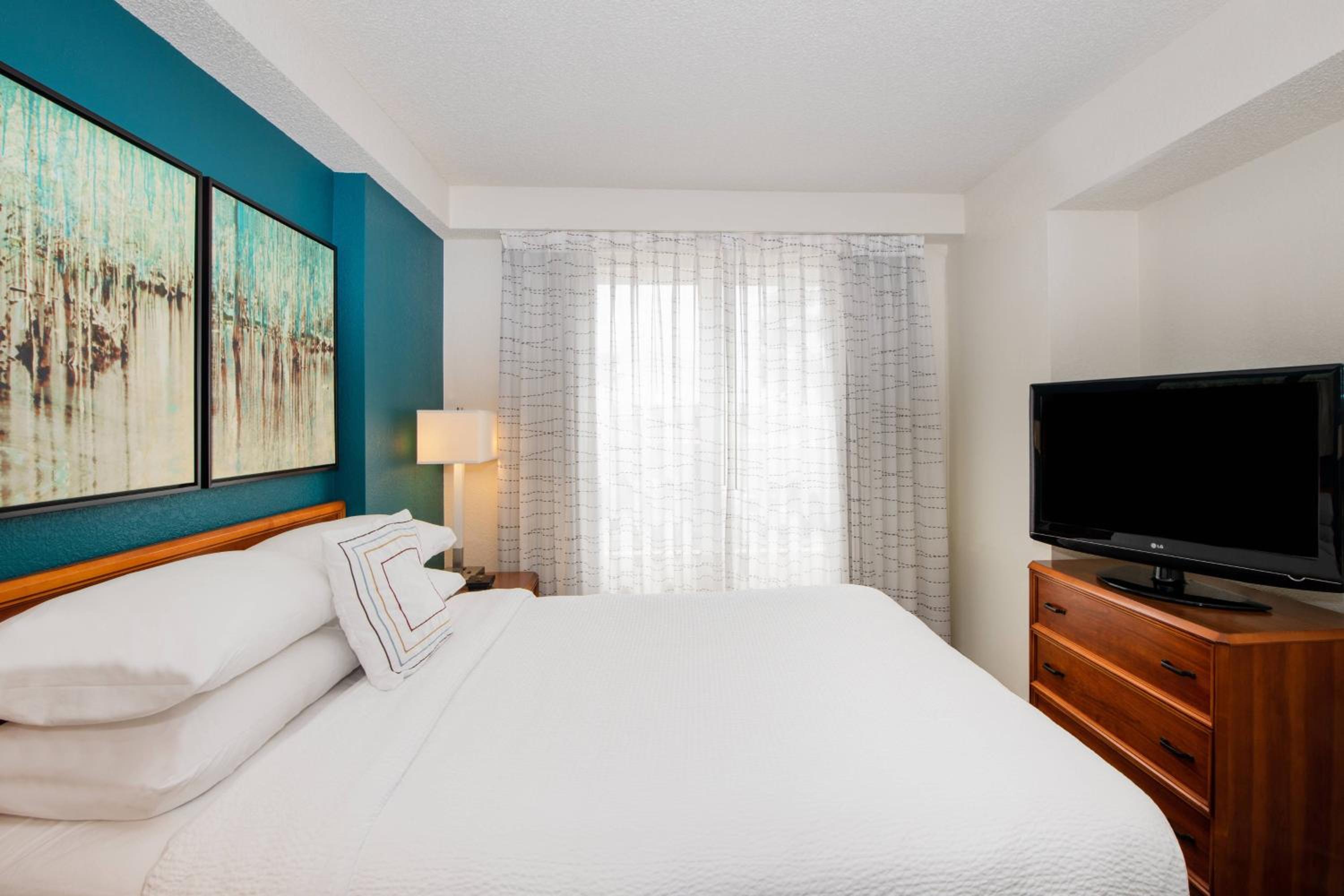 One-Bedroom Queen Suite with Sofa Bed - Photo 9