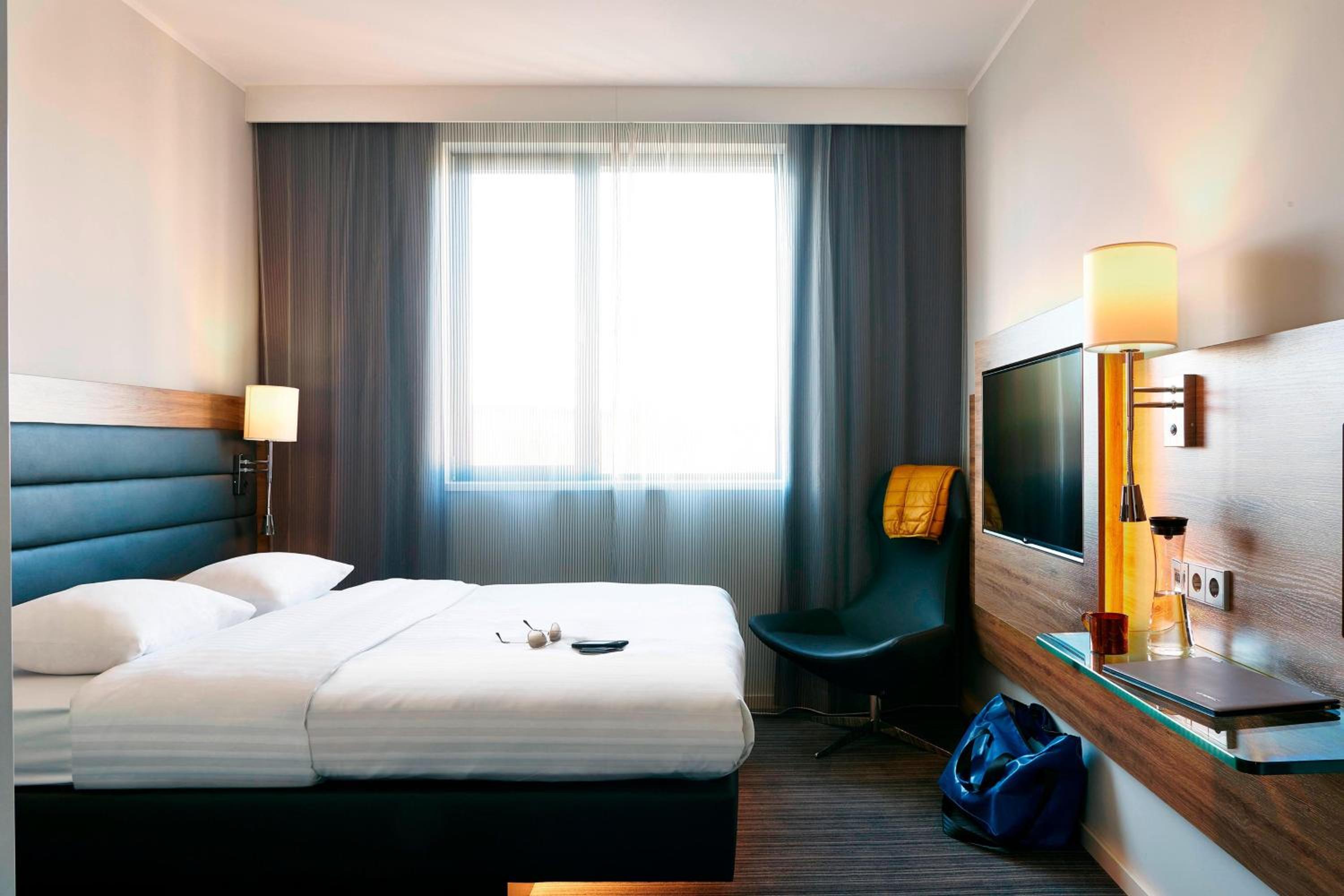 Moxy Queen Room photo 2