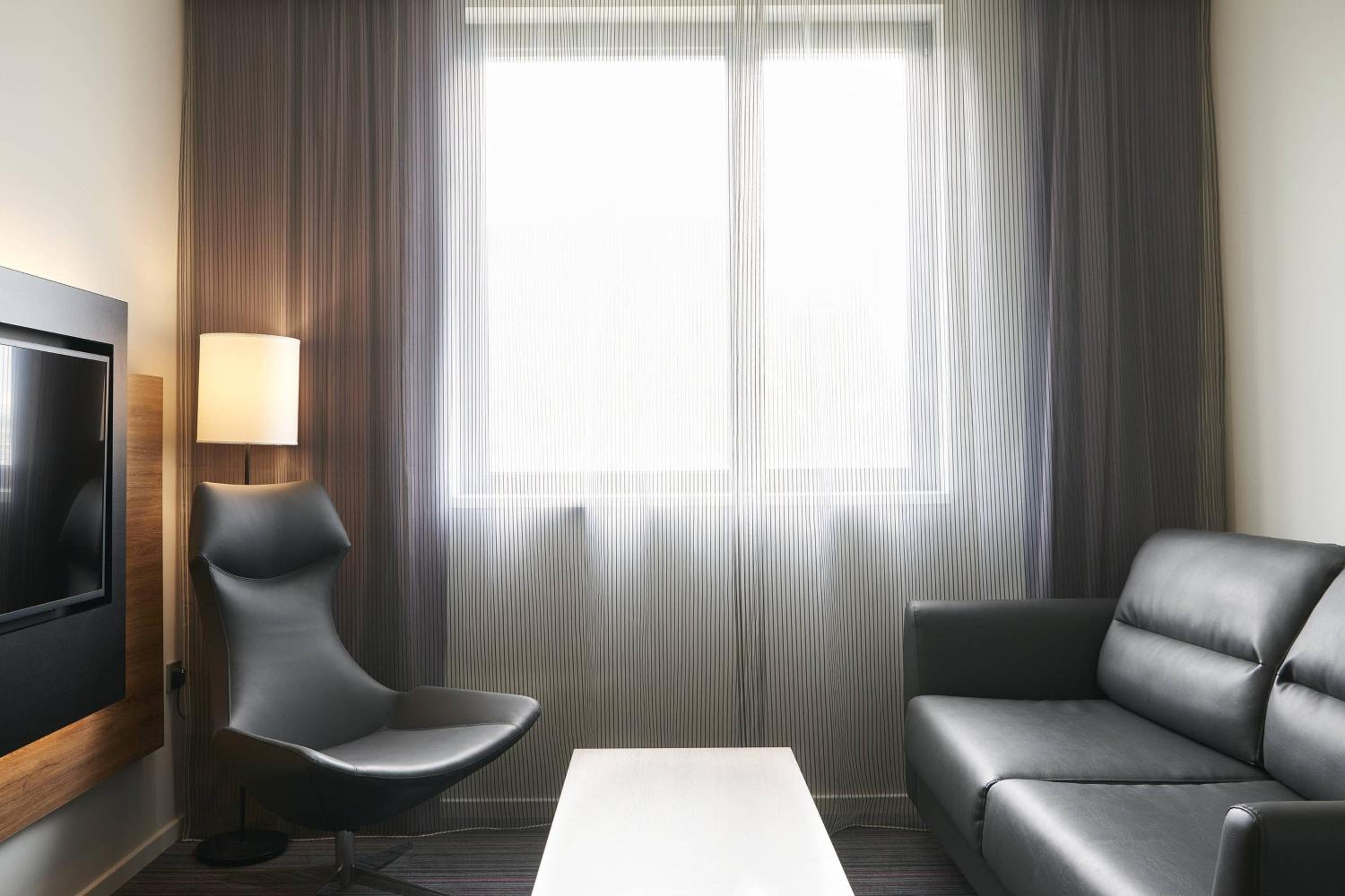 Moxy Extra Sleeper Queen Room with Sofa Bed photo 3