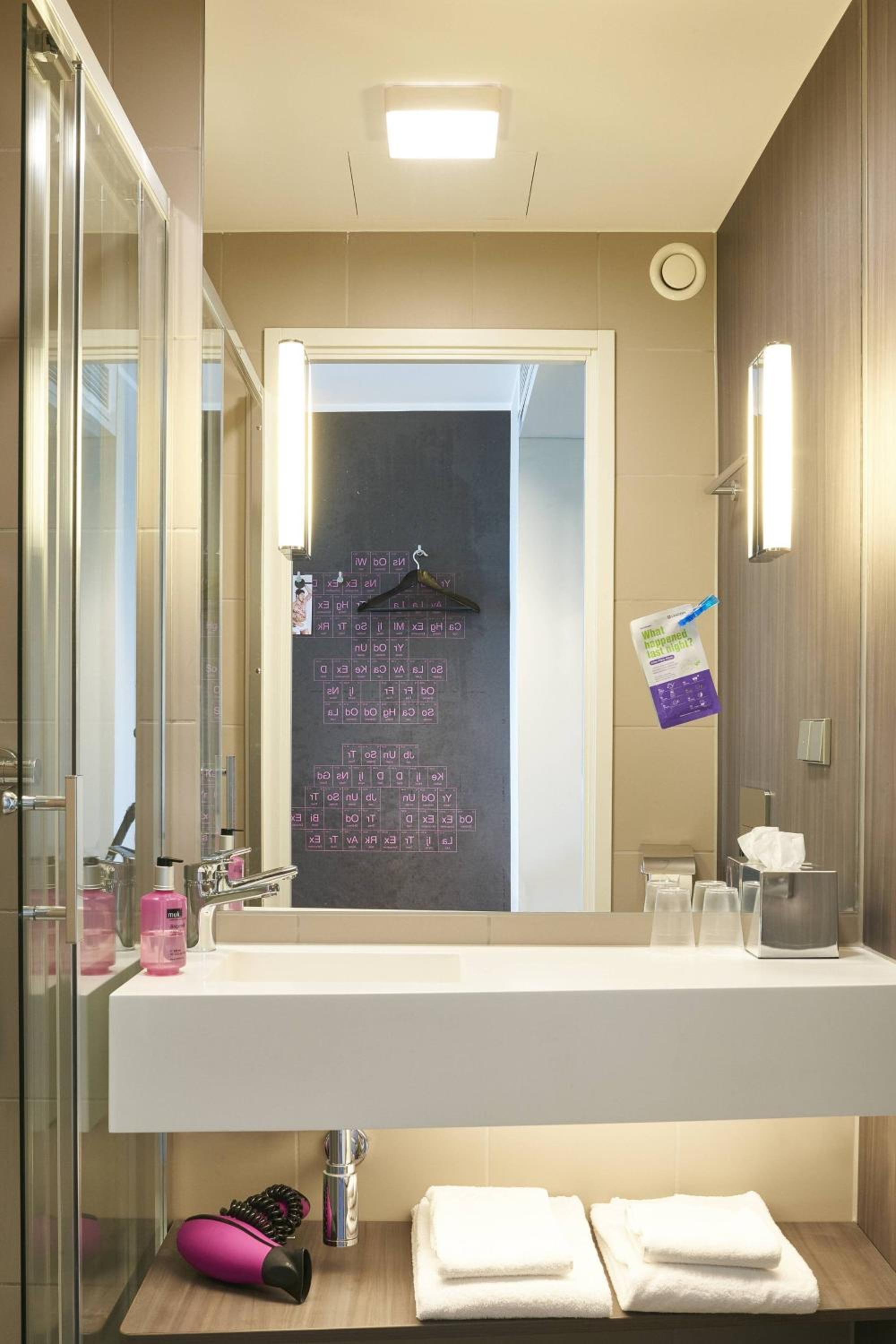 Moxy Twin Room photo 3