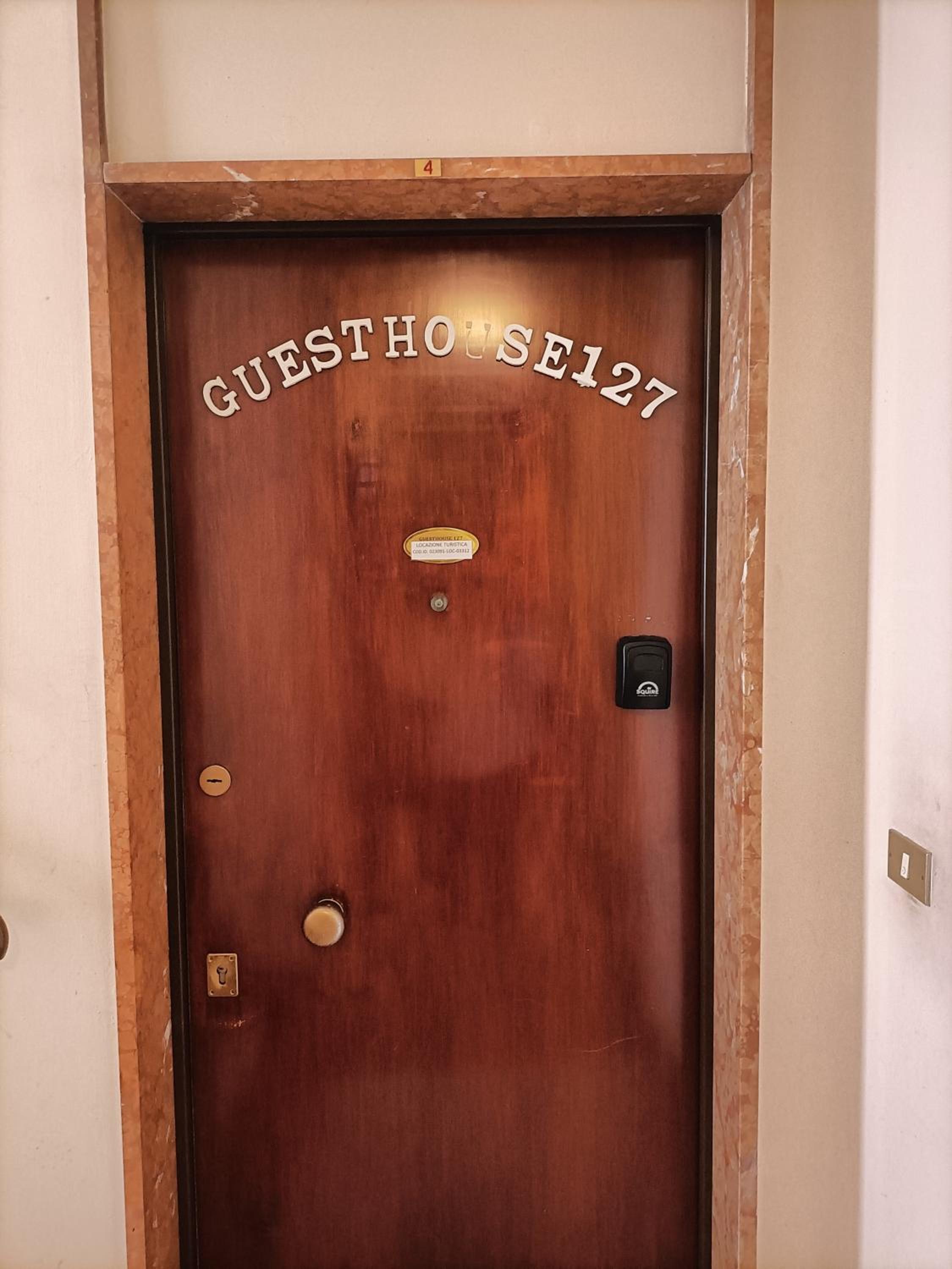 Double Room with Private Bathroom - Photo 6