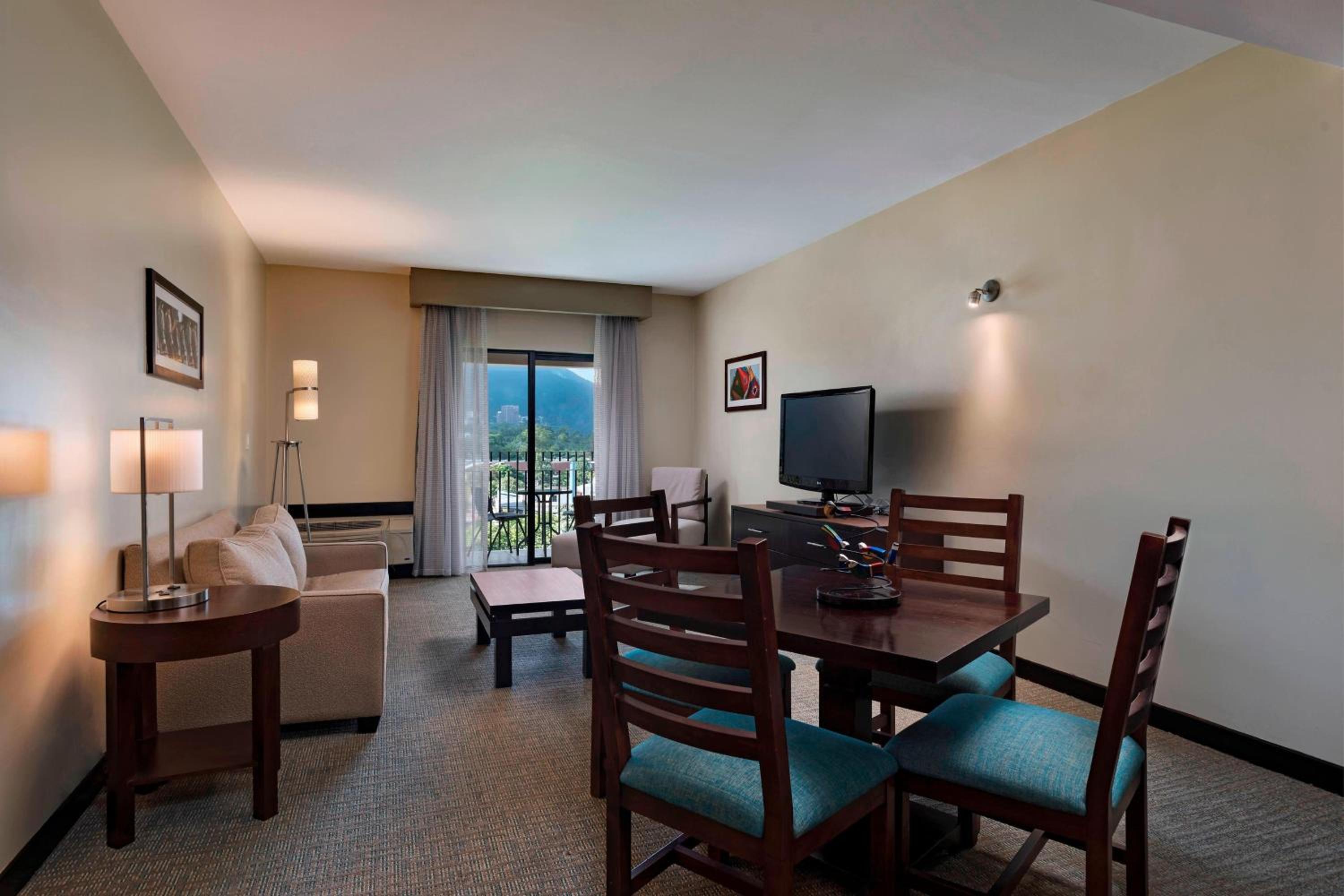 Suite - Photo 1