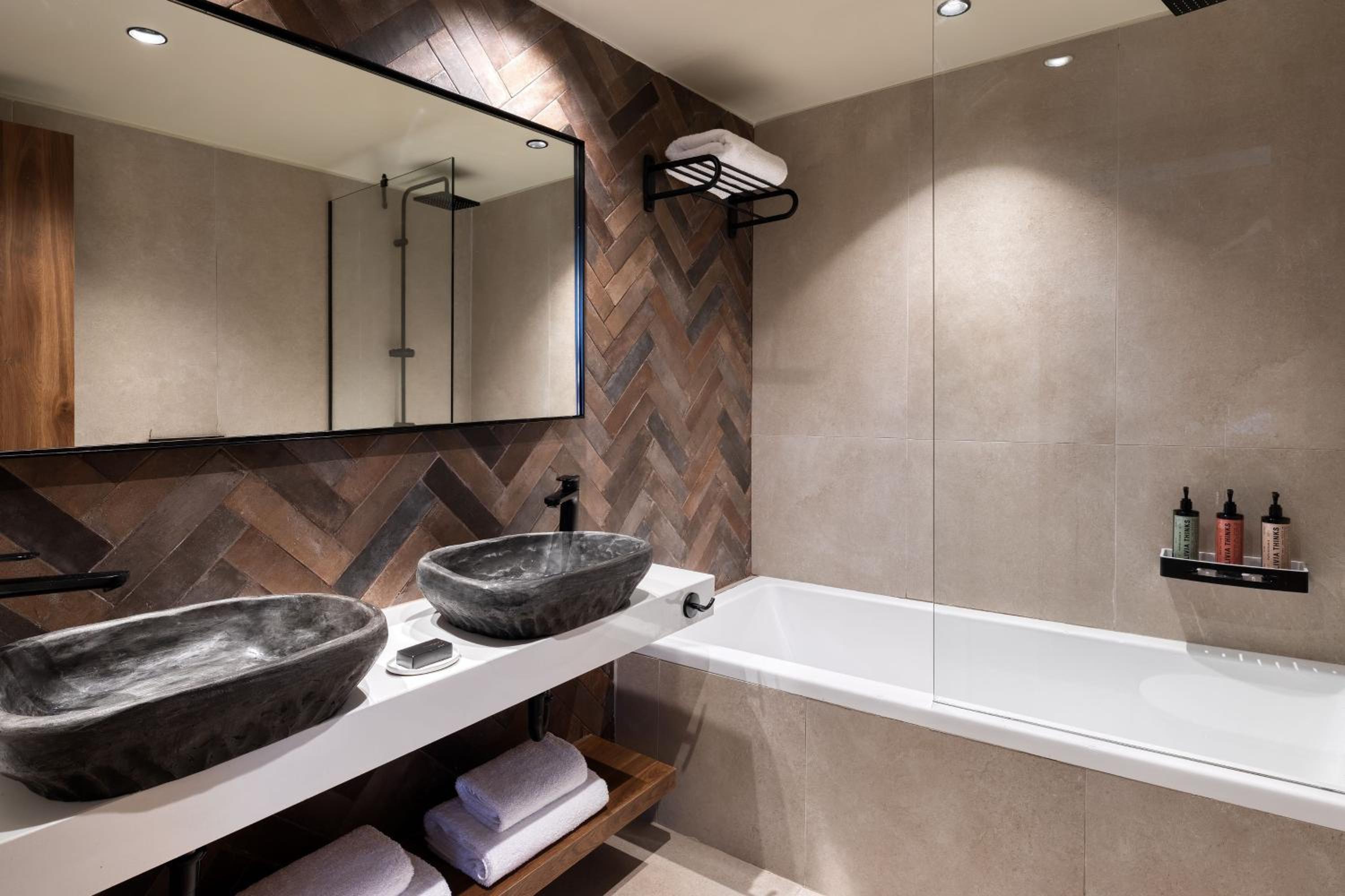 Sapphire Lush 3 Bedroom Suite - Photo 9